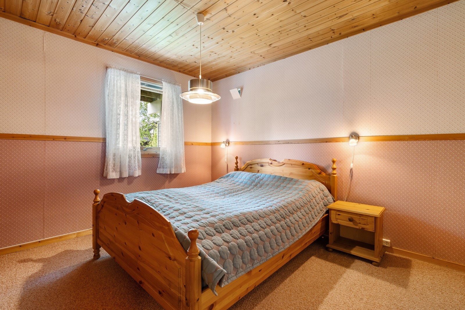 Alle soverommene har plass for stor seng og tilhørende nattbord, i tillegg til at de er innredet med garderobeskap Galleribilde