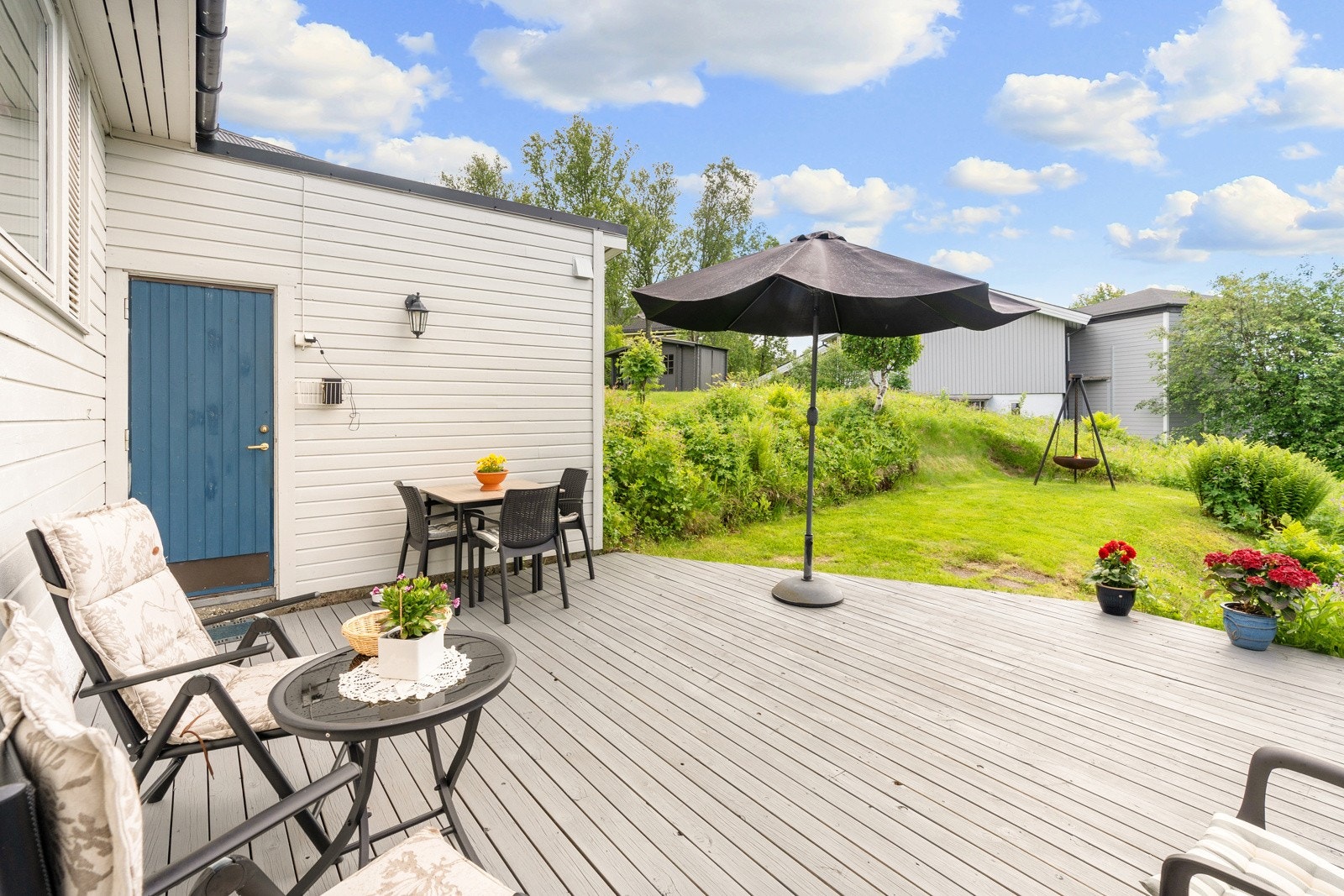 Usjenert og romslig. Perfekt uteplass for både store og små. Galleribilde