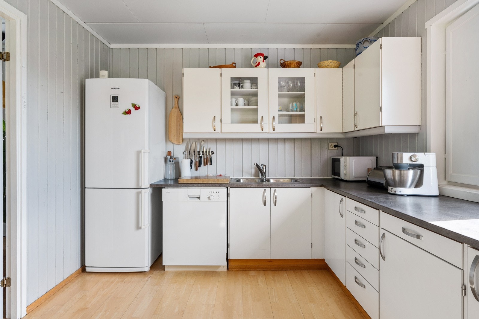 Stort, solid og funksjonelt kjøkken fra Kvalitetsleverandøren HTh med god skap- og benkeplass. Galleribilde