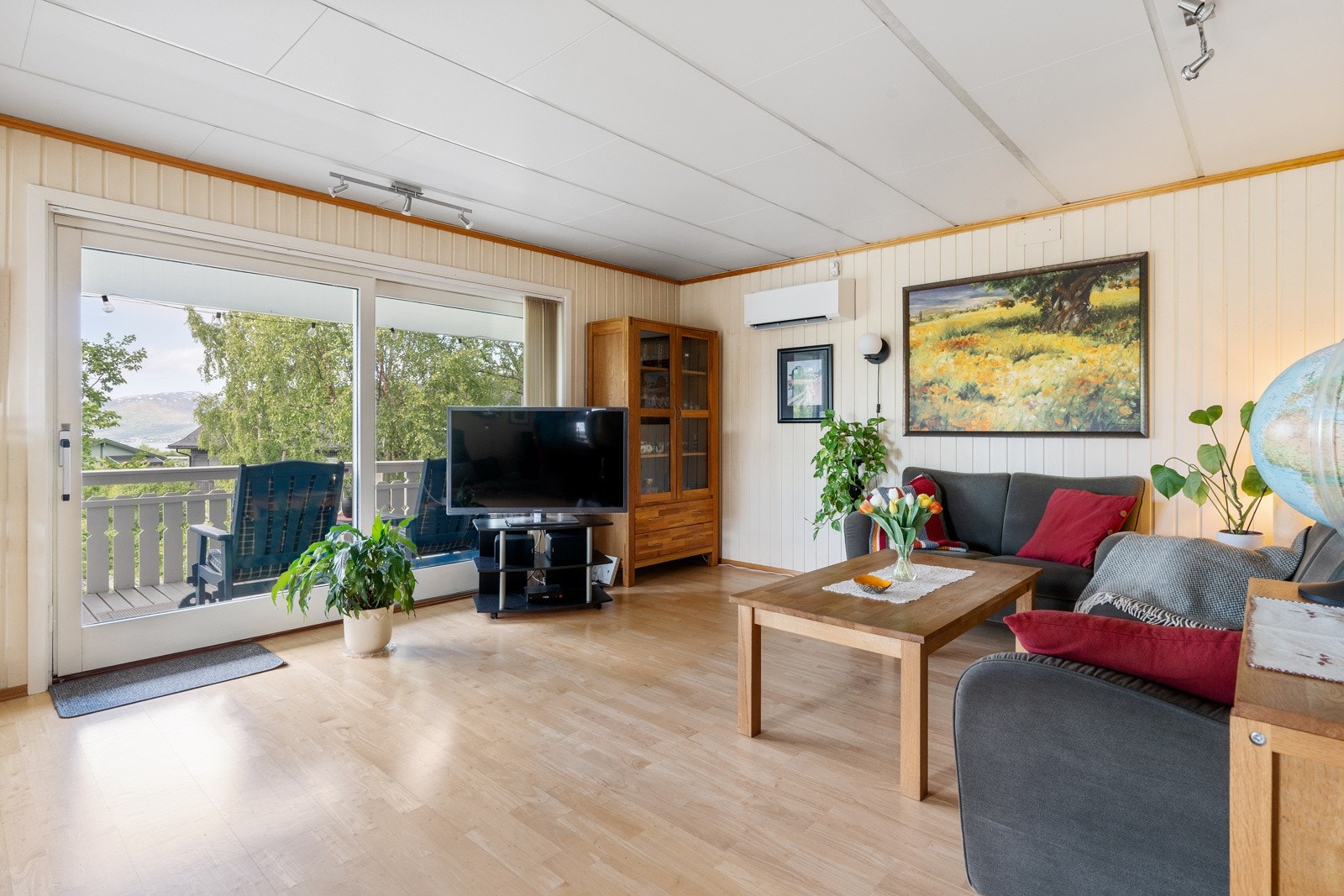 Stuen har naturlige soner for møblering. Her har du flere muligheter for plassering av sofagruppe og spisebord. Galleribilde