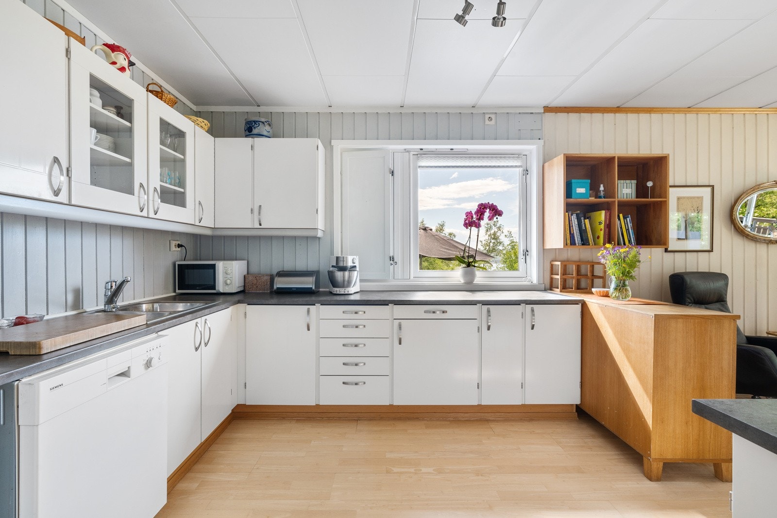 Skap- og benkeplassen gir gode oppbevaringsmuligheter og praktiske arbeidsforhold. Galleribilde