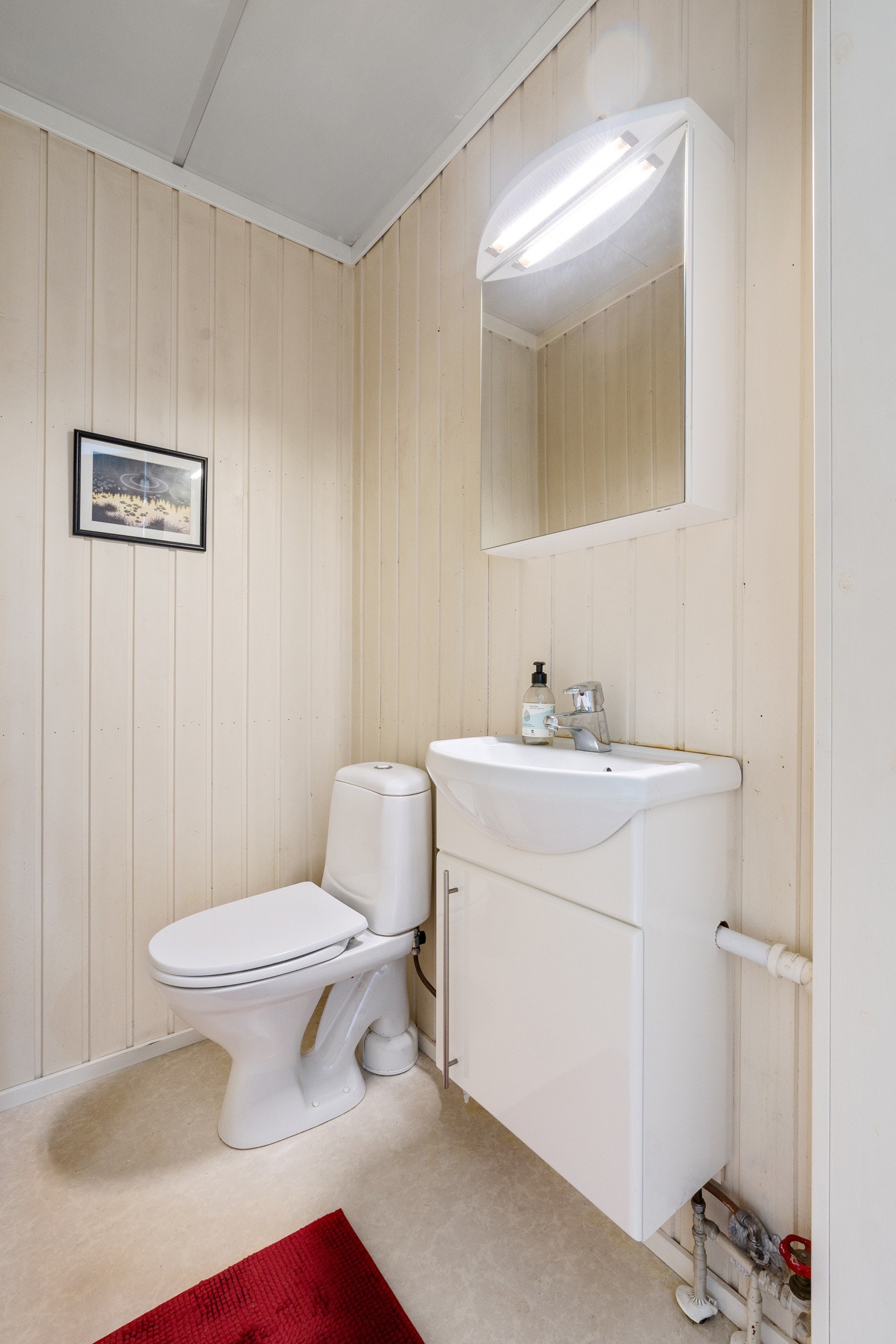 Eget toalettrom med servant. Galleribilde