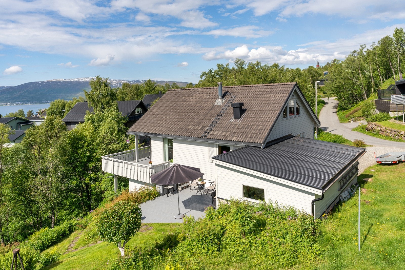 En velholdt enebolig med garasje og svært attraktiv beliggenhet i familievennlig område nært skole, barnehage og fantastiske turområder. Galleribilde