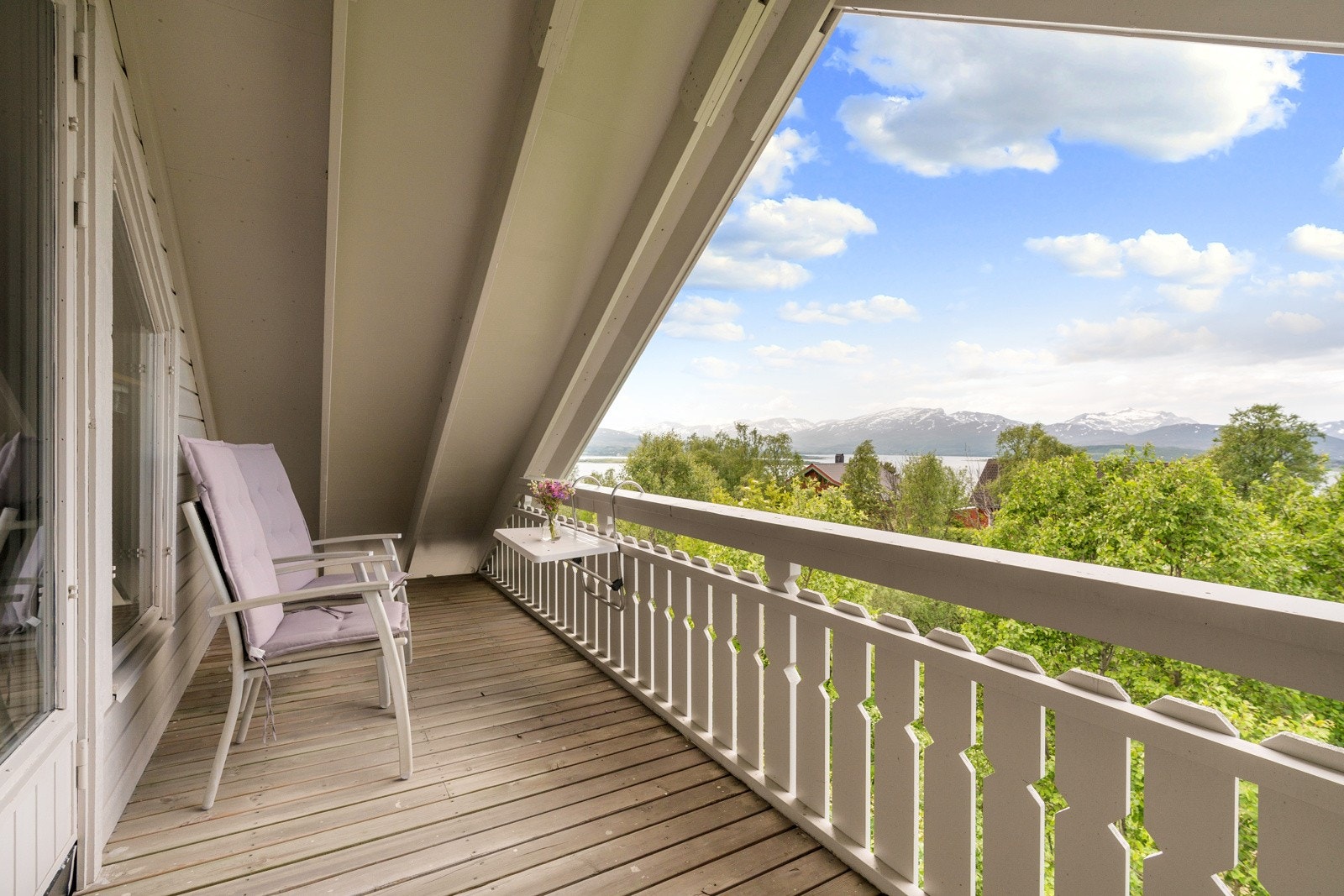 Verandaen har svært lekker utsikt mot vest og ikke minst strålende solforhold. Galleribilde