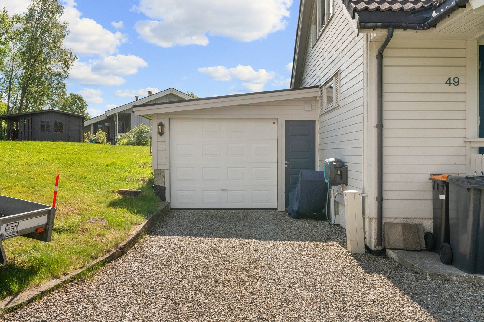 I tillegg til parkering i garasje har du rikelig med parkeringsplass på tomten. Galleribilde