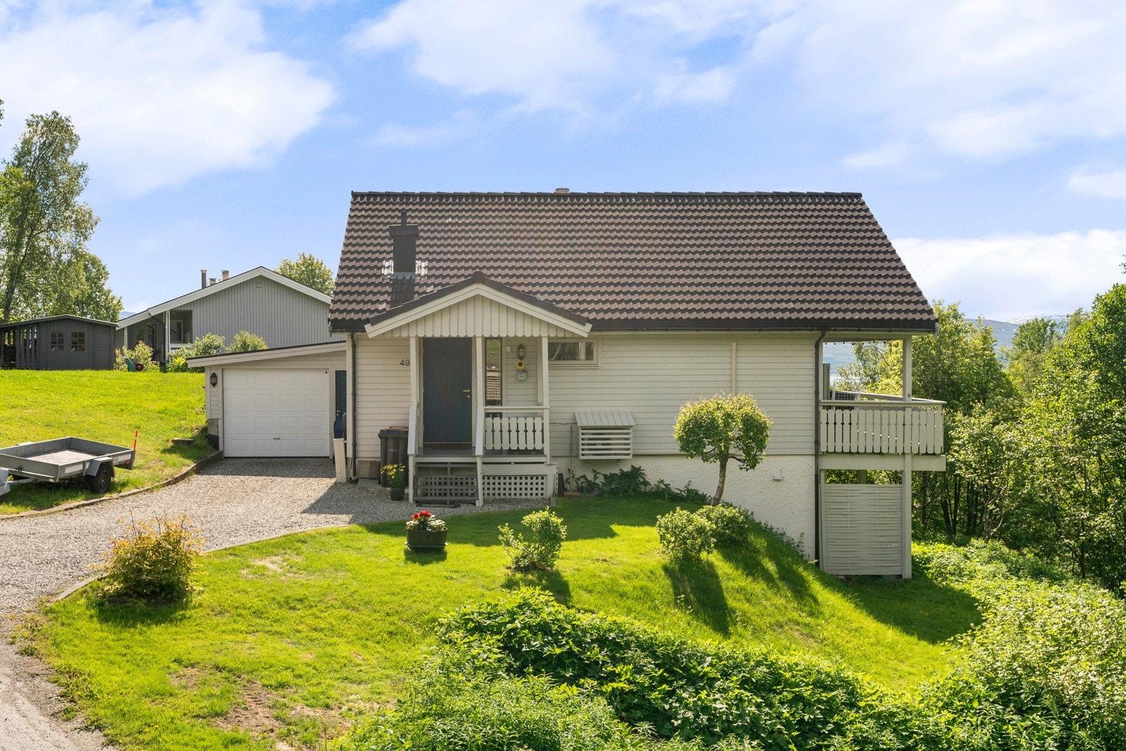 Flott beliggenhet, i en etterspurt gate uten gjennomgangstrafikk og kort gåavstand til sentrum og lysløypa. Galleribilde