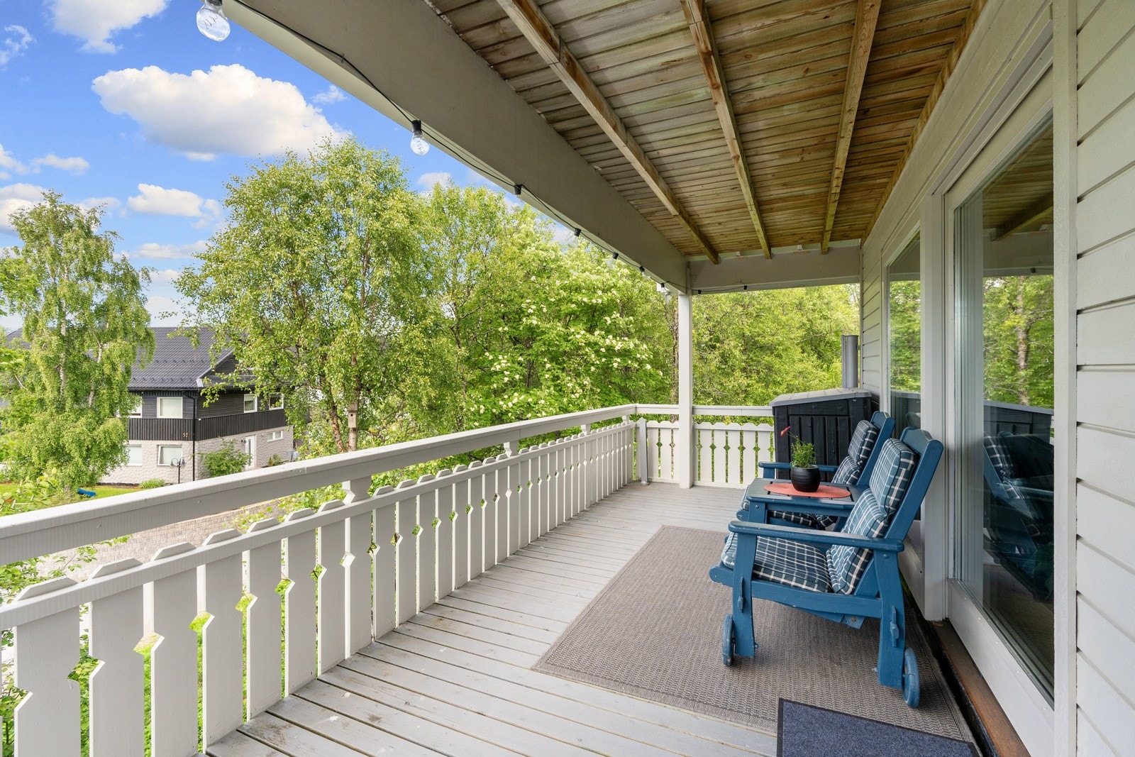 Boligen har flere solrike uteplasser. Utgang til takoverbygd veranda. Galleribilde