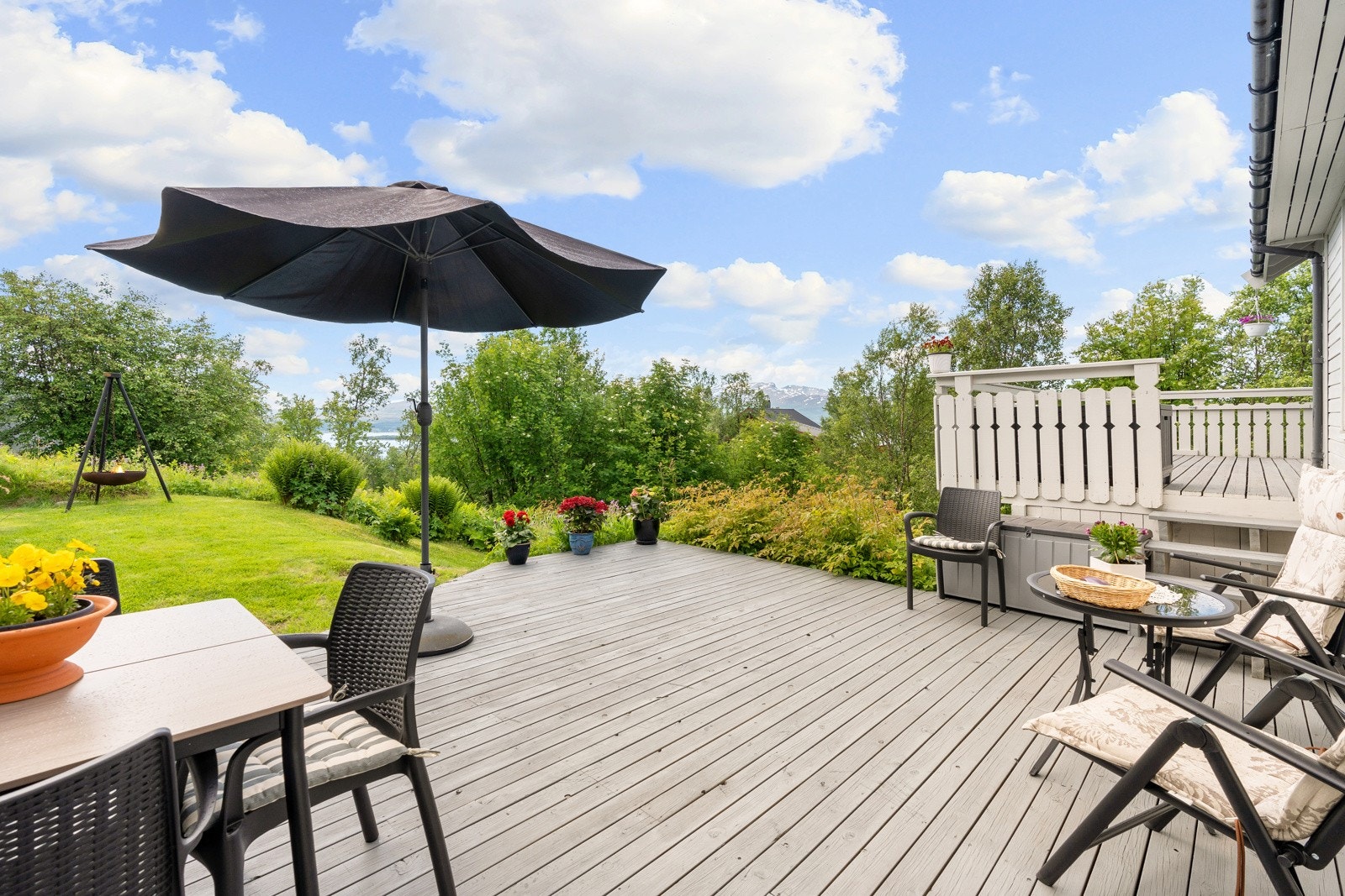 Uteområdene framstår solrik og fantastisk med stor markterrasse og hage med plen. Galleribilde