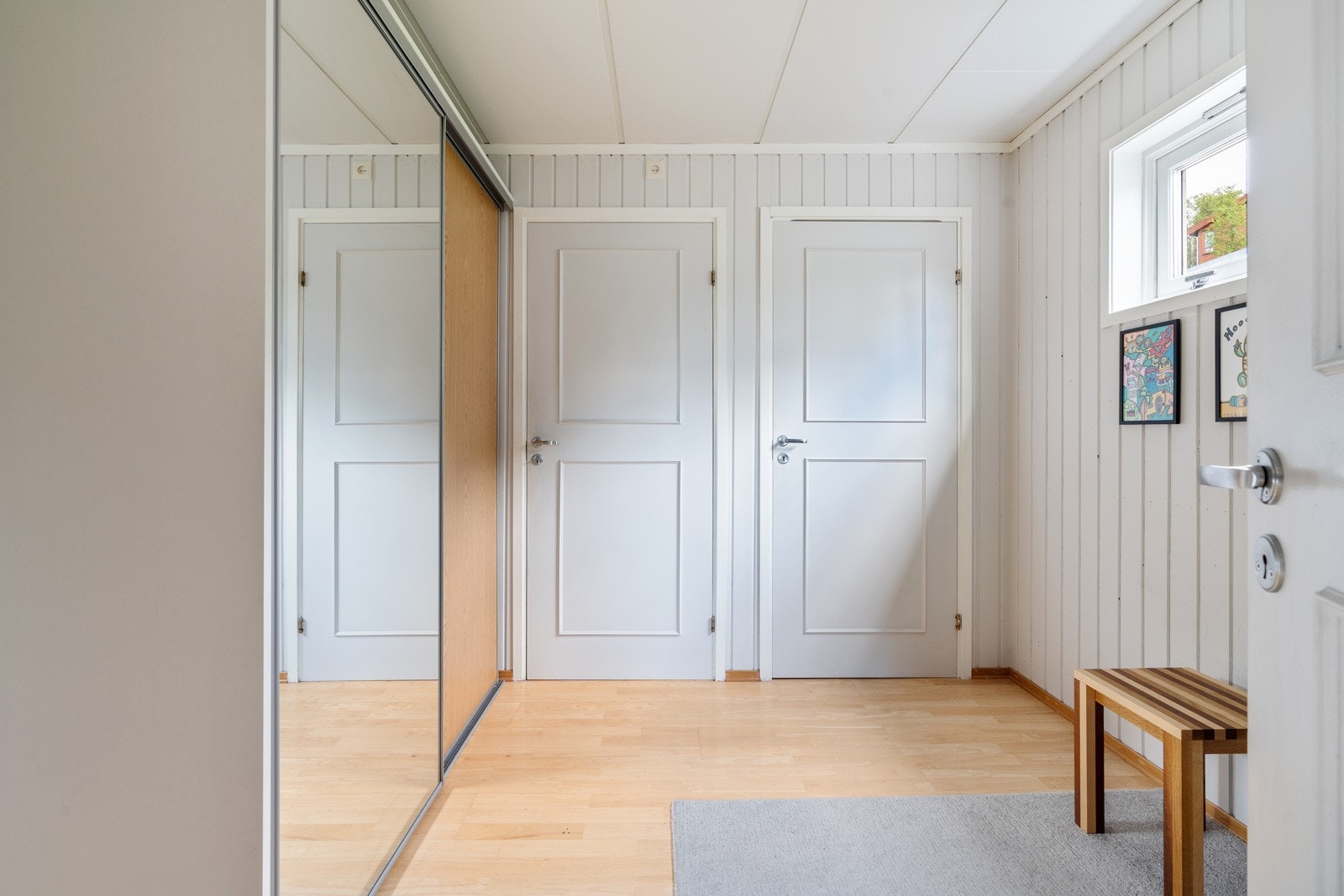 Godt med lagringsplass i skyvedørsgarderobe. Galleribilde