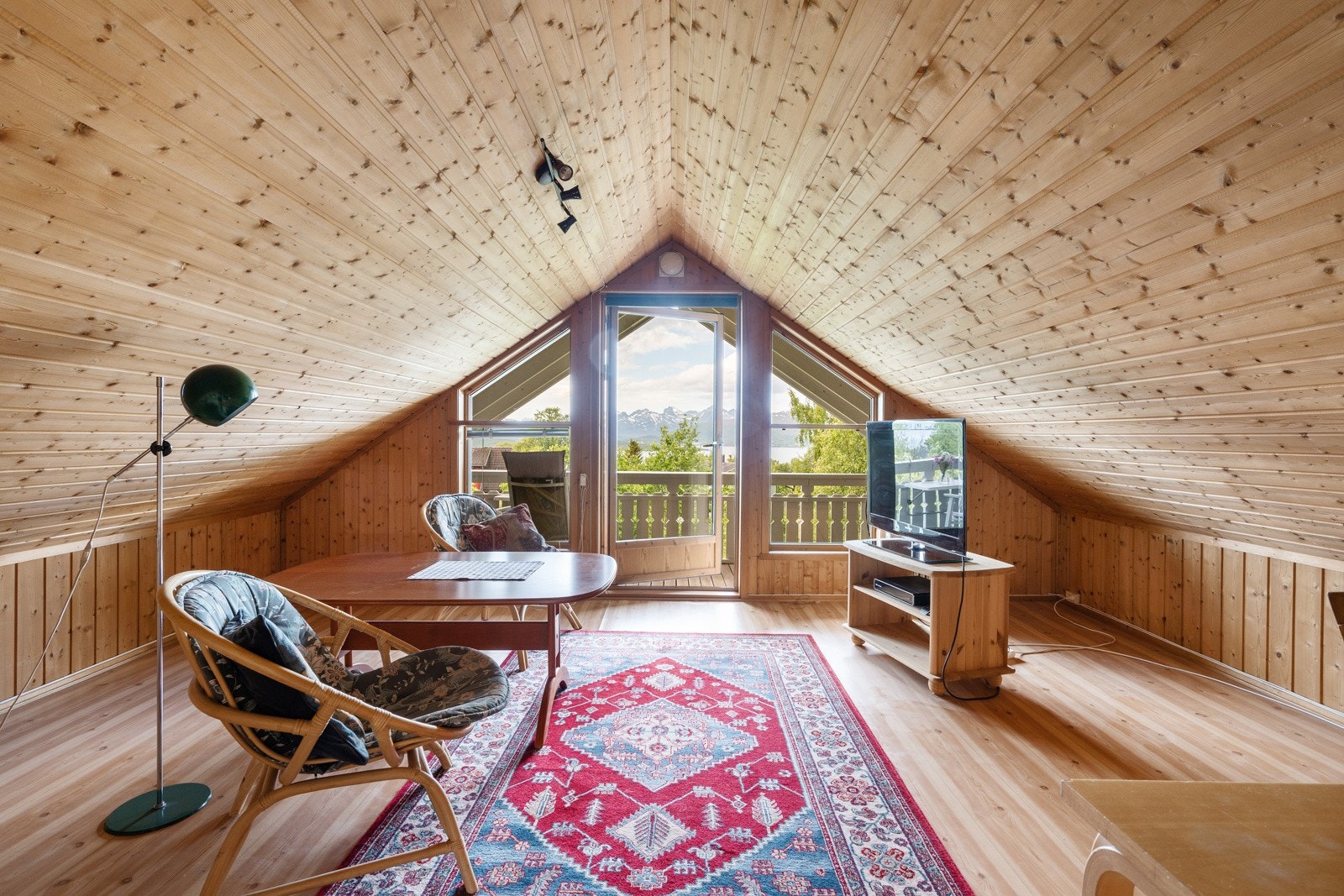 Trivelig loftstue med flott utsikt. Fra loftstuen er det ugang til veranda. Galleribilde