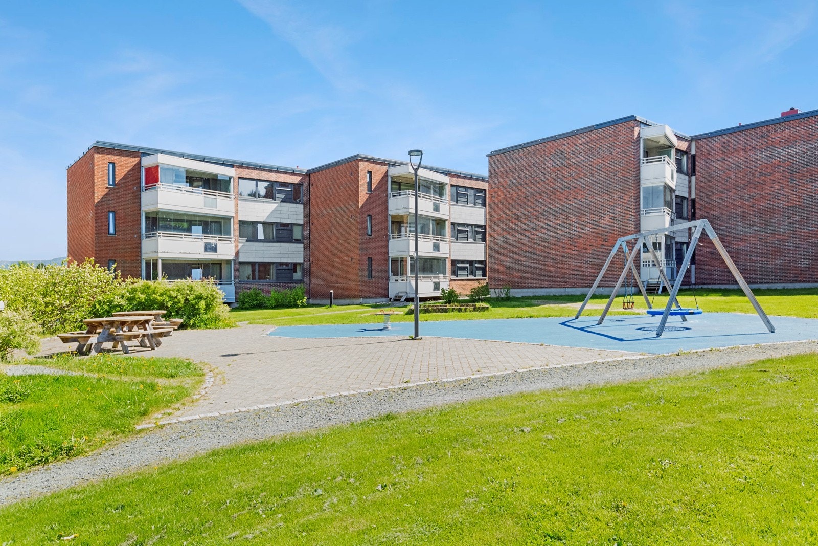 Leiligheten er en del av populære Brundalen Borettslag - Sentralt og barnevennlig boområde med store grøntarealer og flere lekeplasser. Galleribilde