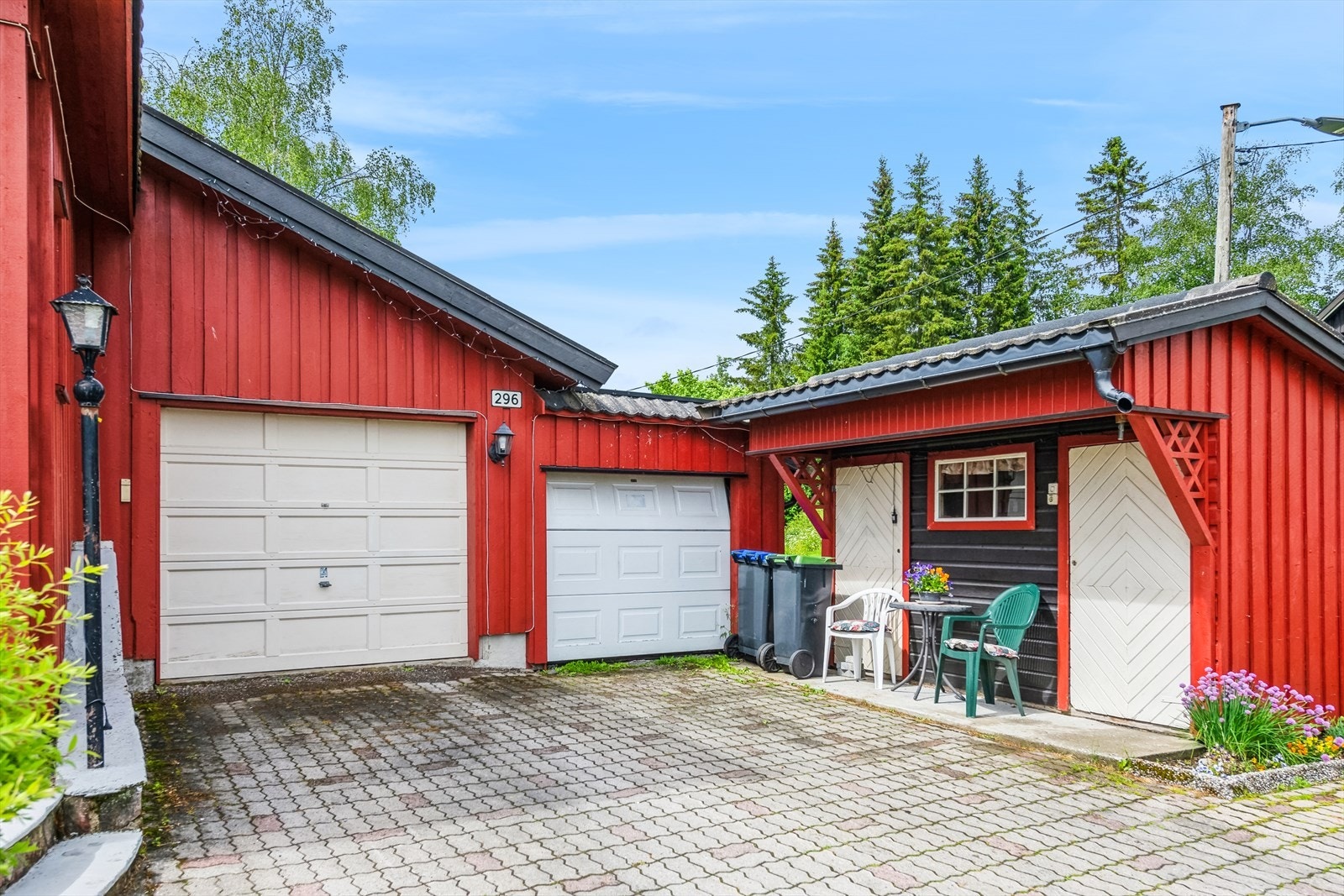 Garasje som del av boligen. Galleribilde