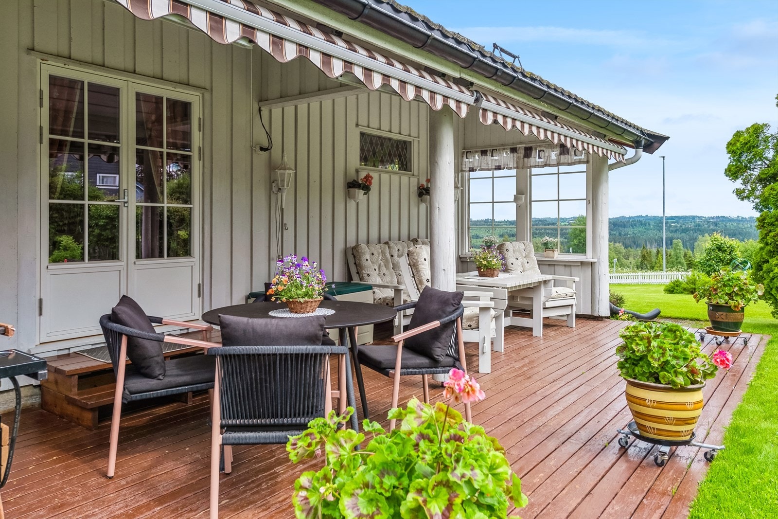Terrasseplatting hvor man kan nyte solrike dager. Galleribilde