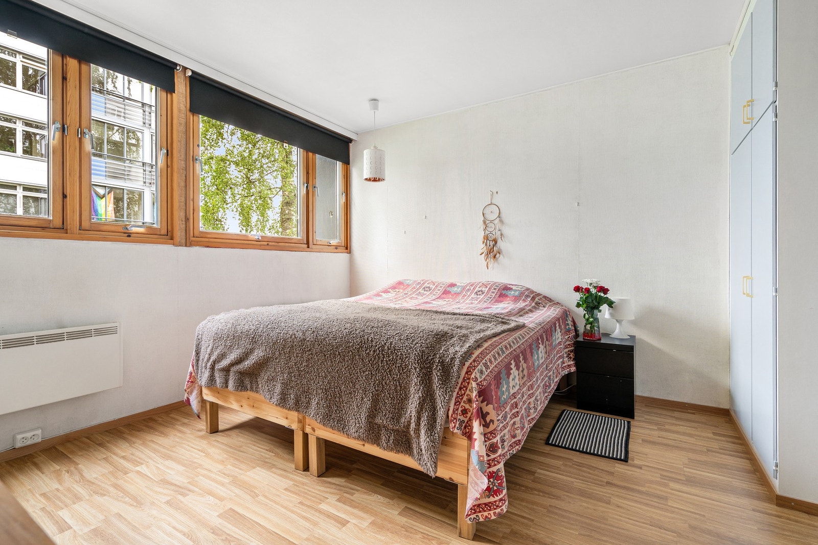 Soverom på 14kvm med plass til dobbeltseng og garderobeskap. Galleribilde