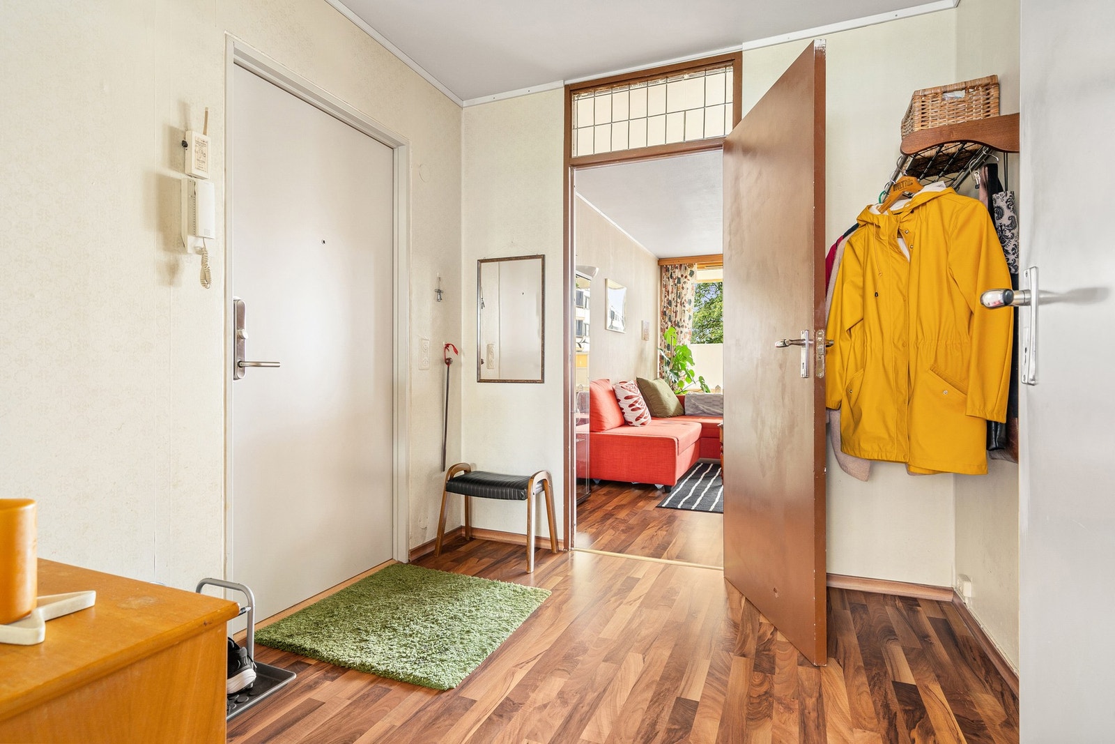 Romslig entre med garderobeløsning. Galleribilde