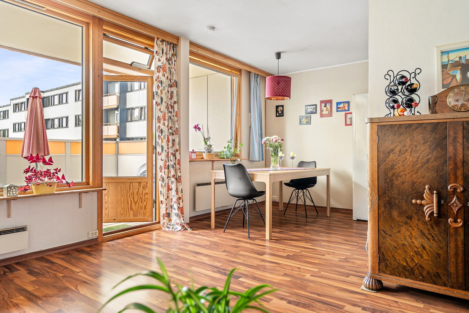 Plass til et koselig spisebord for sosiale sammenkomster. Galleribilde