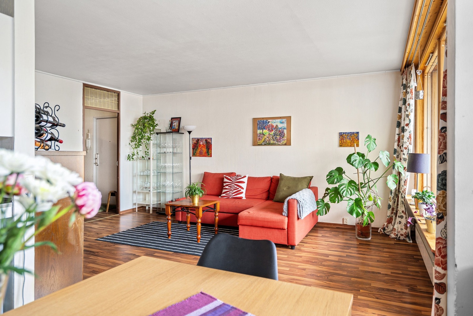 Store vindusflater som sørger for rikelig med naturlig lysinnslipp. Galleribilde