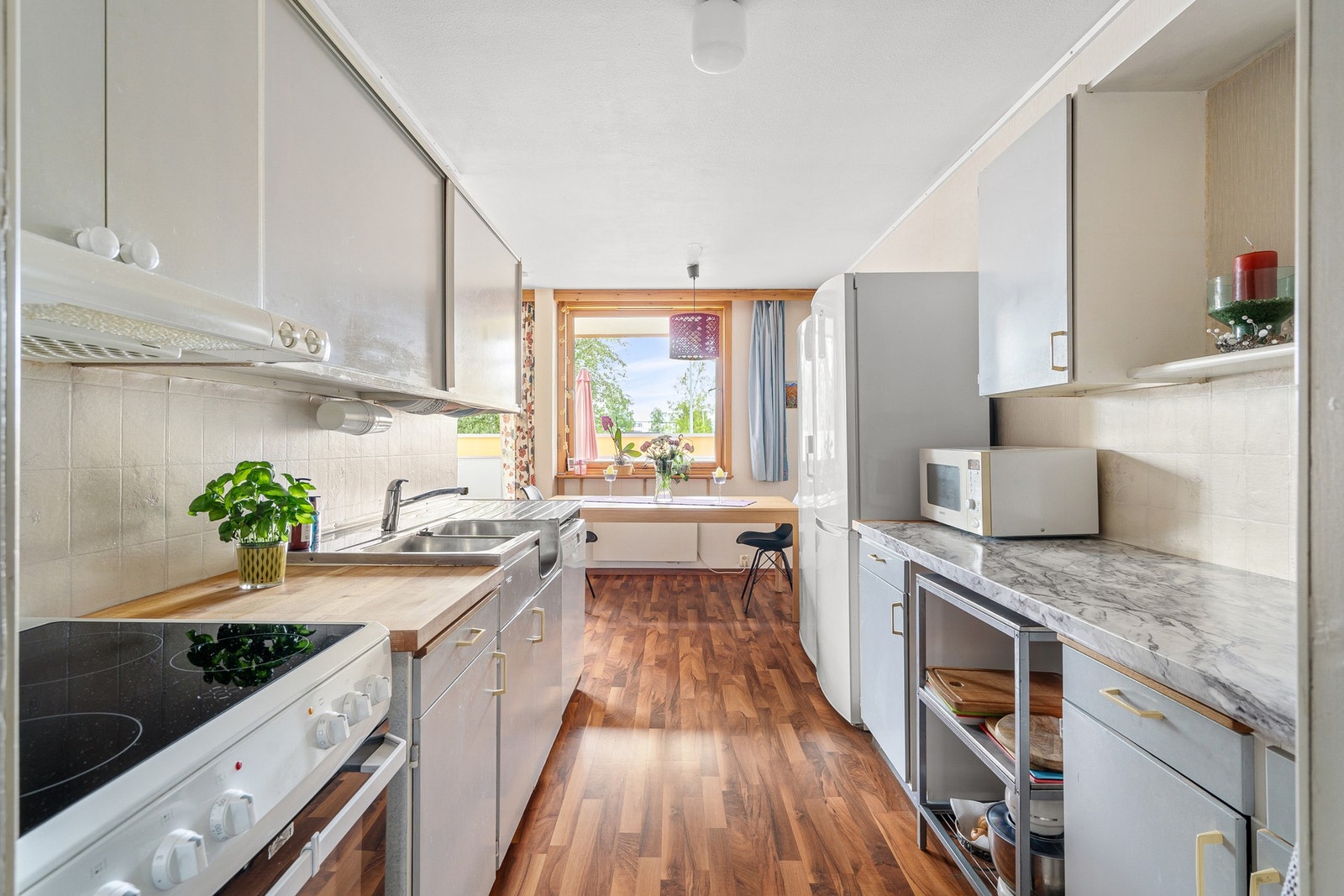 Romslig kjøkken med opplegg for oppvaskmaskin. Galleribilde