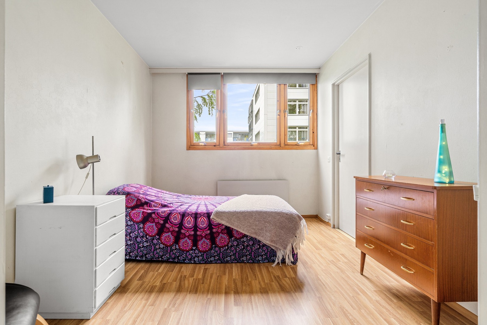 Soverom 2 på 11kvm med store vindusflater. Galleribilde