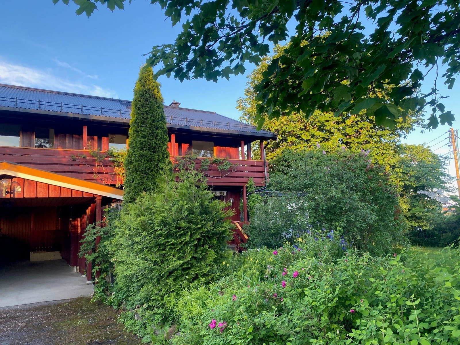 Romslig enhet med to sov, carport, balkong og hage. Galleribilde