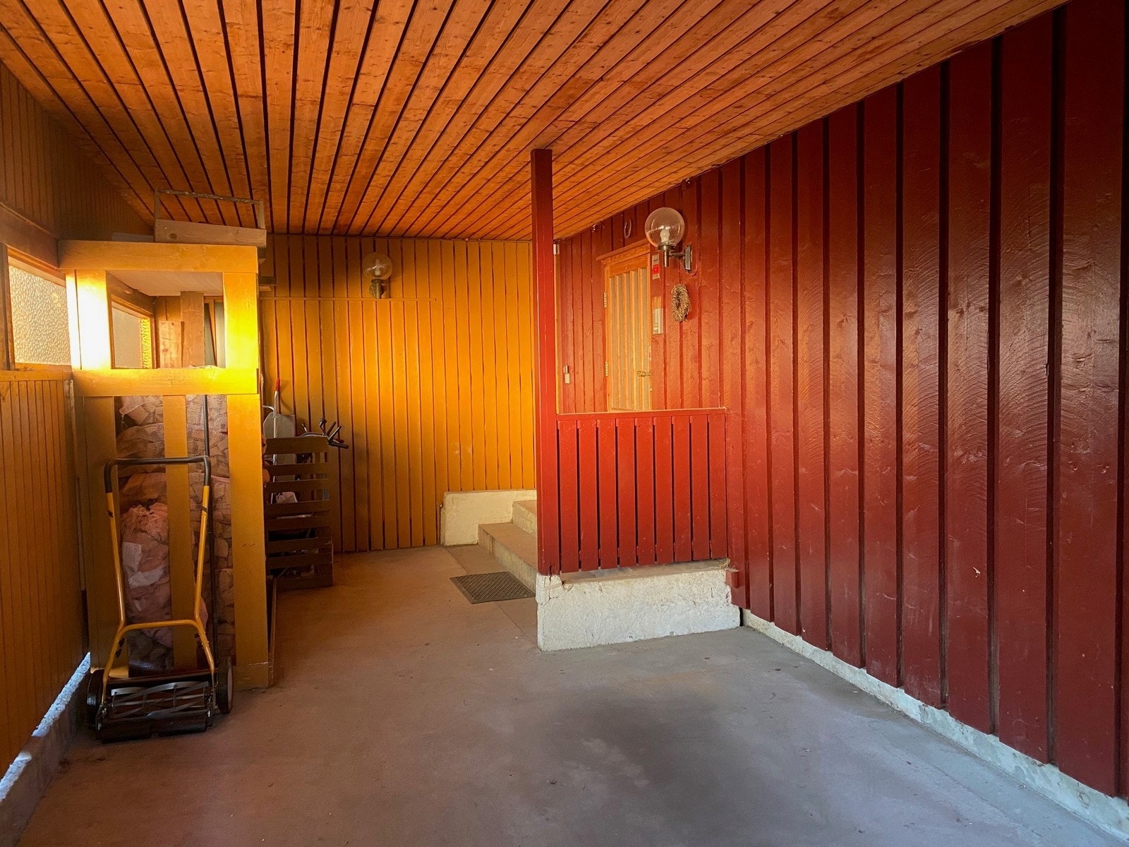 Carport. Som den andre leiligheten også benytter til oppbevaring. Galleribilde
