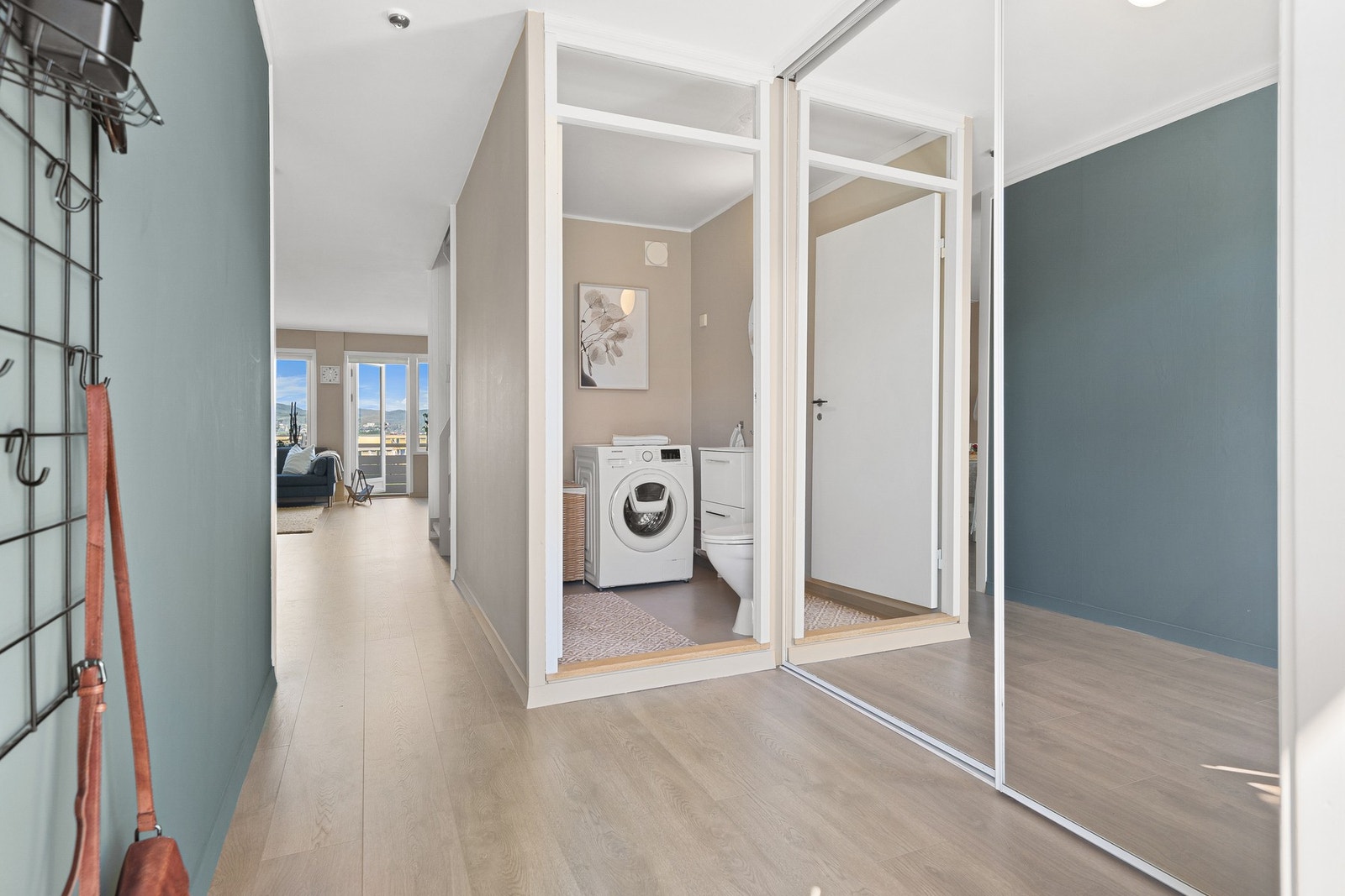 Leiligheten har en romslig gang med mye lagringskapasitet. I tillegg disponerer andelen en bod i kjelleren og en bod i garasjeanlegget. Galleribilde