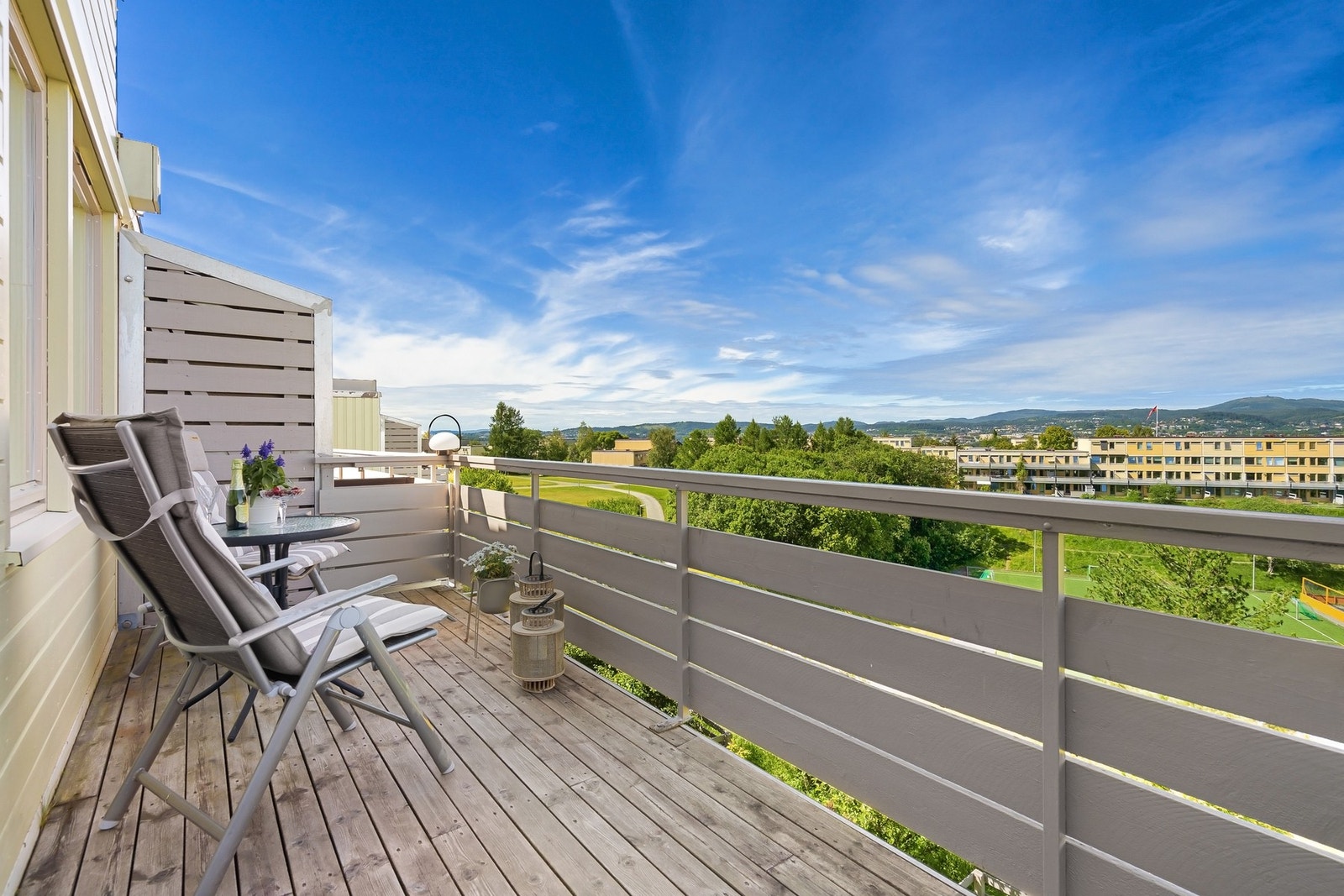 Her har man utsikt over nesten hele Trondheim. Romslig balkong som kan nytes i sommerhalvåret. Galleribilde