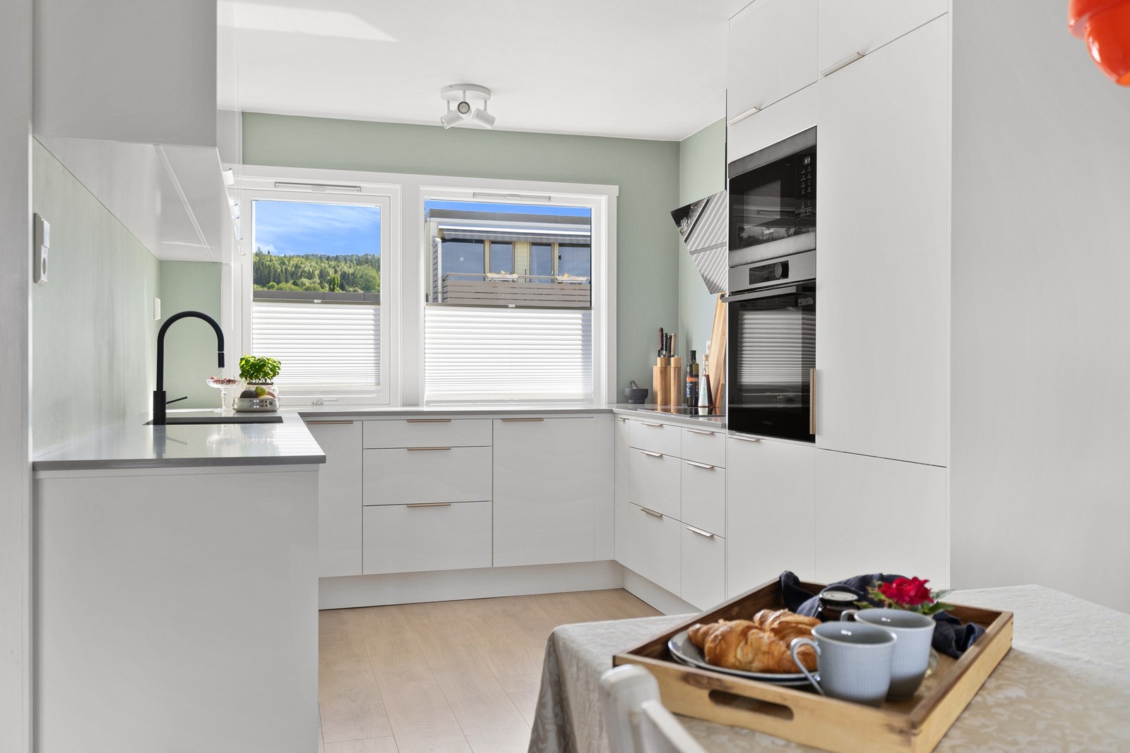 Stilrent kjøkken med oppvaskmaskin og induksjonstopp fra Siemens. Galleribilde