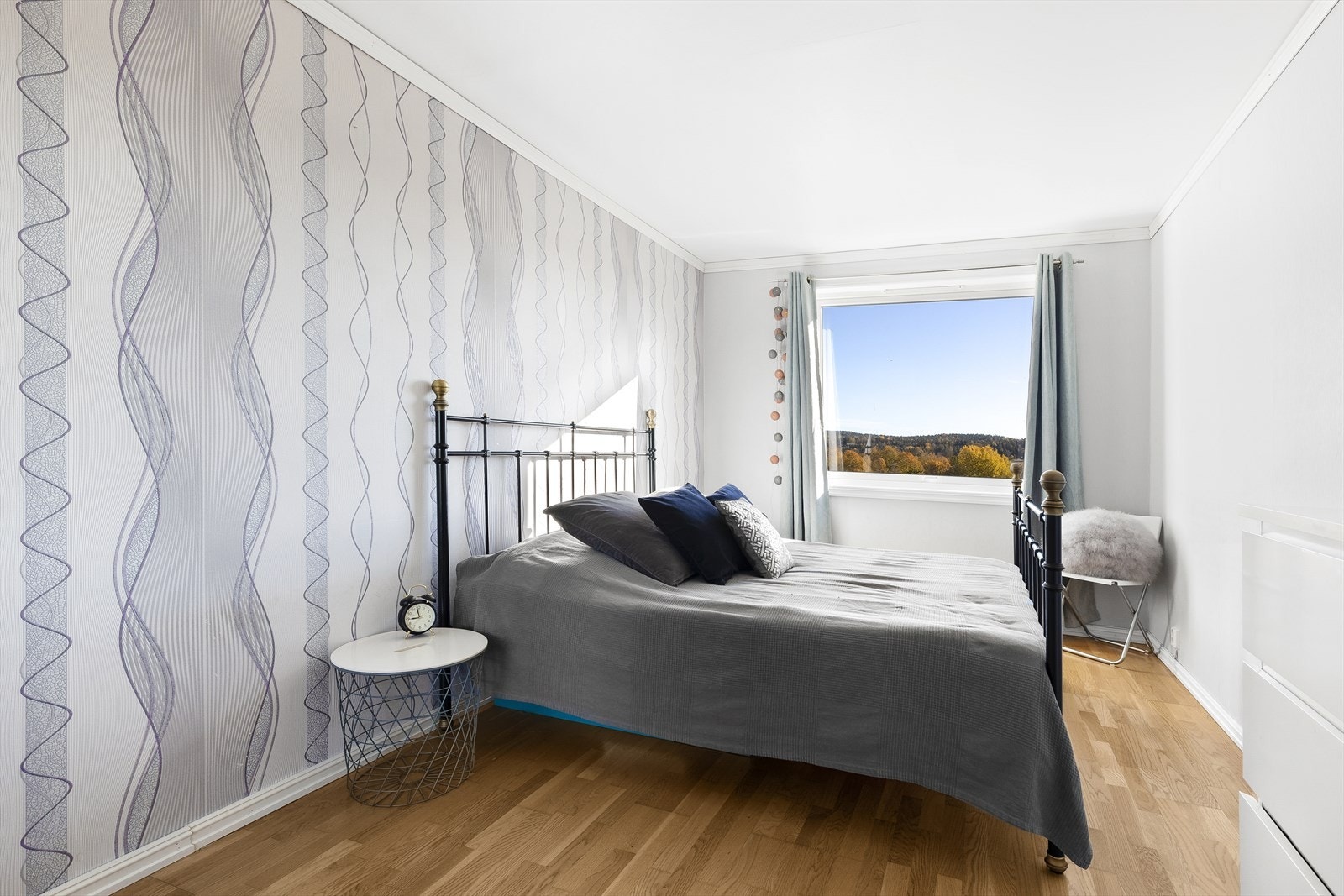 Stort og godt soverom innredet med skyvedørsgarderobe. Galleribilde