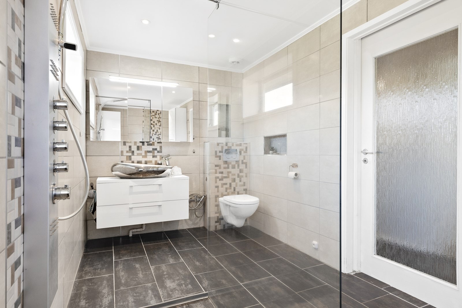 Flislagt baderom fra 2017 med varmekabler i gulv og innfelt downlights. Galleribilde