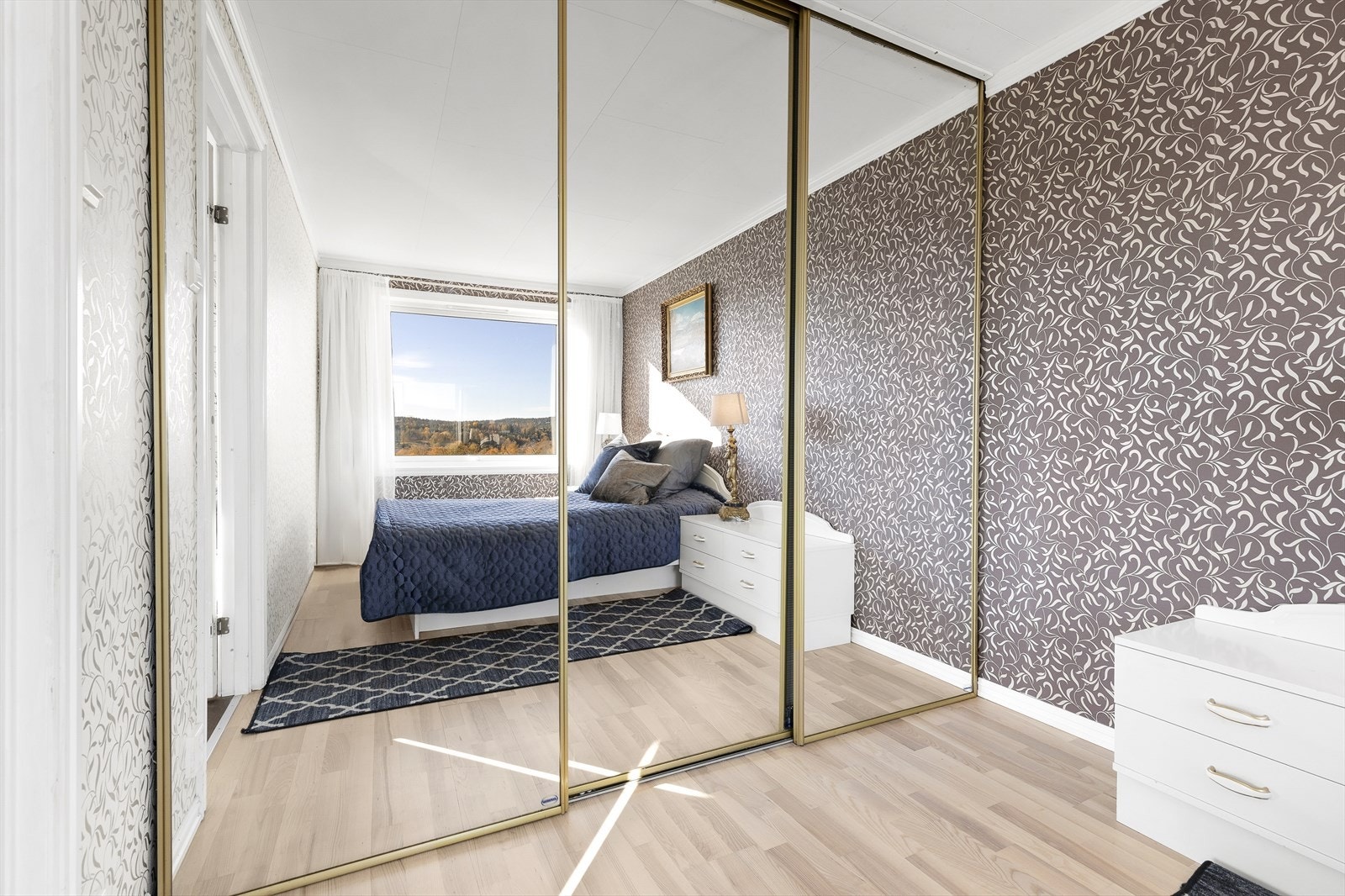 Soverom 2 er innredet med stort skyvedørsgarderobe med speildører. Galleribilde