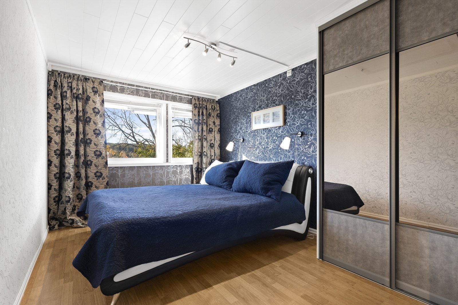 Hovedsoverommet ligger rett over gangen fra baderommet. Galleribilde