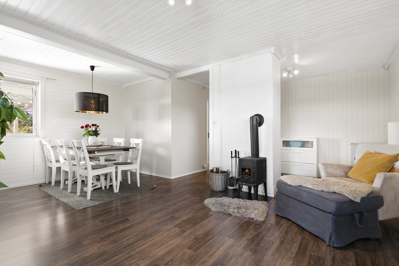Spisestue med vedovn er lys og romslig. Galleribilde
