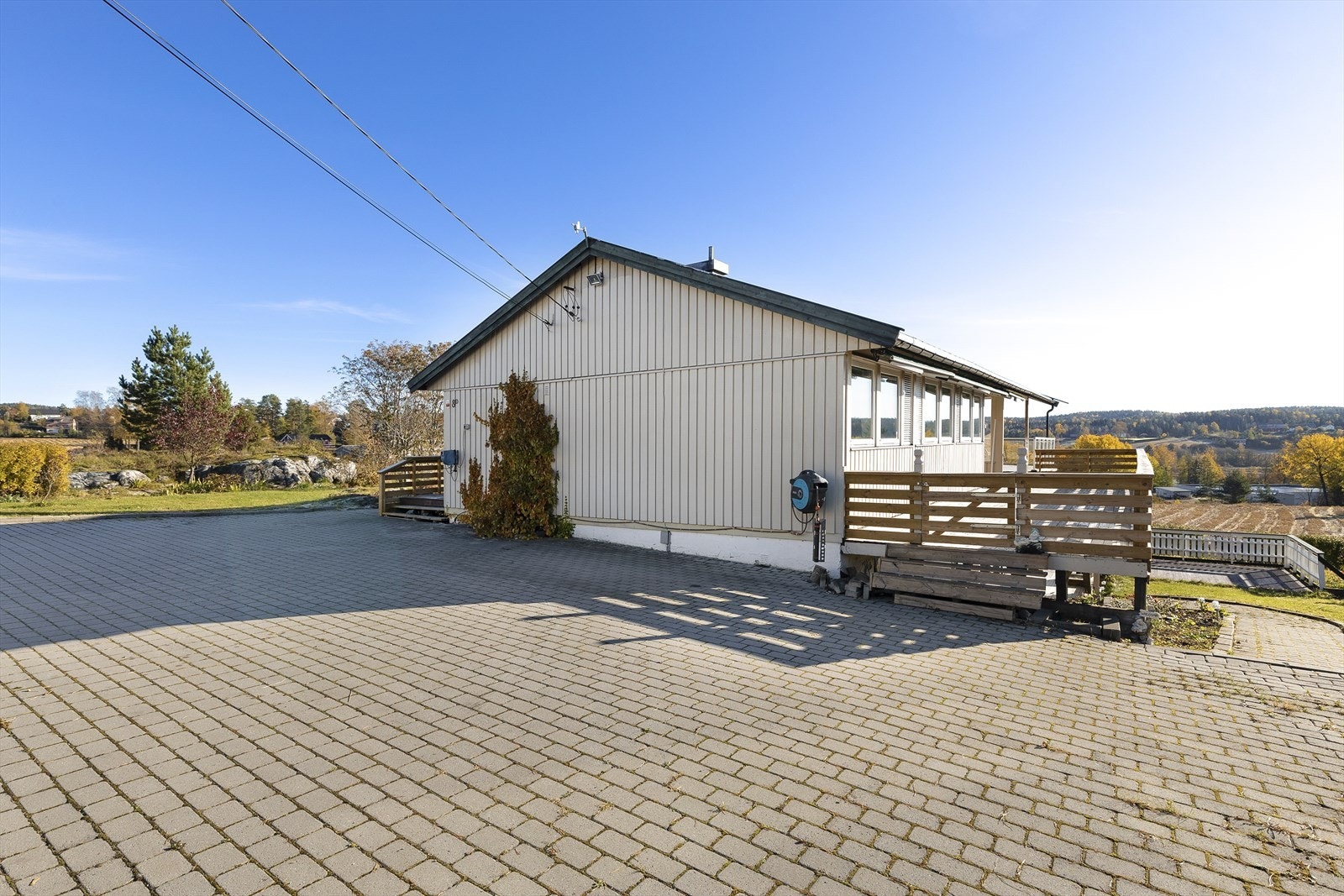 Gårdsplassen er pent opparbeidet med belegningsstein. Her er det godt med parkeringsplasser Galleribilde