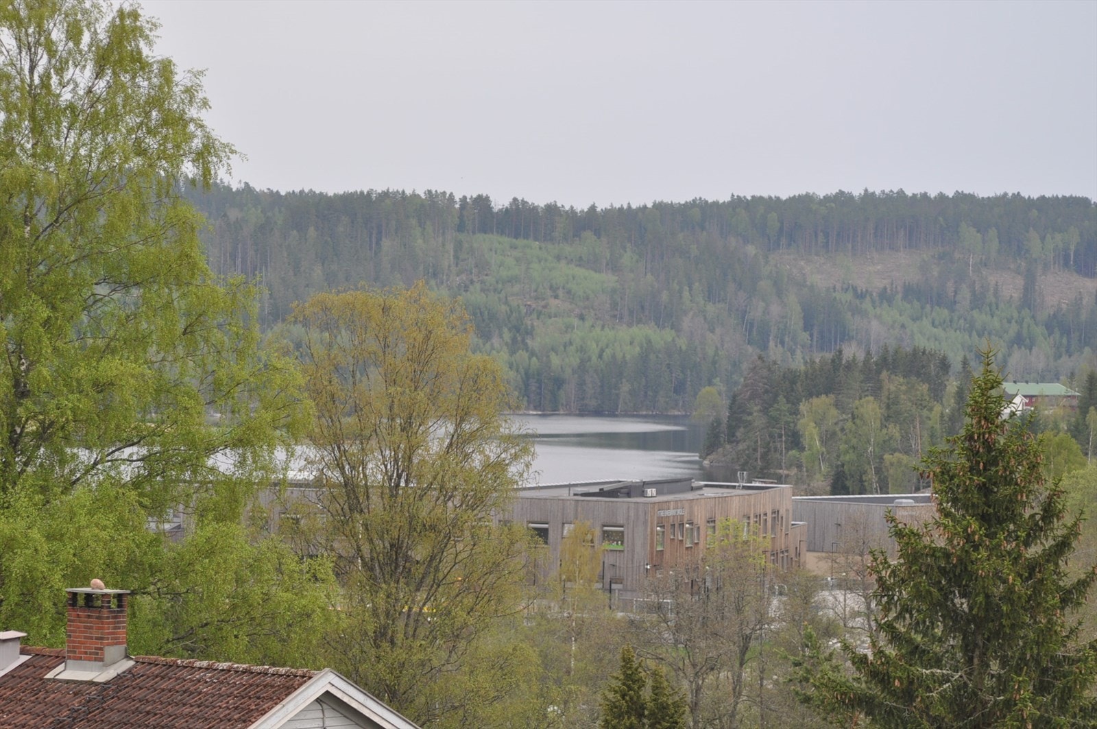 Utsiktsbilde - tatt av selger. Her ses Ytre Enebakk skole. Galleribilde