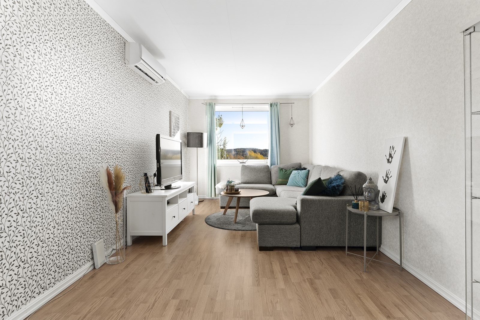 Tv-stuen er lettmøblert og har varmepumpe montert. Galleribilde