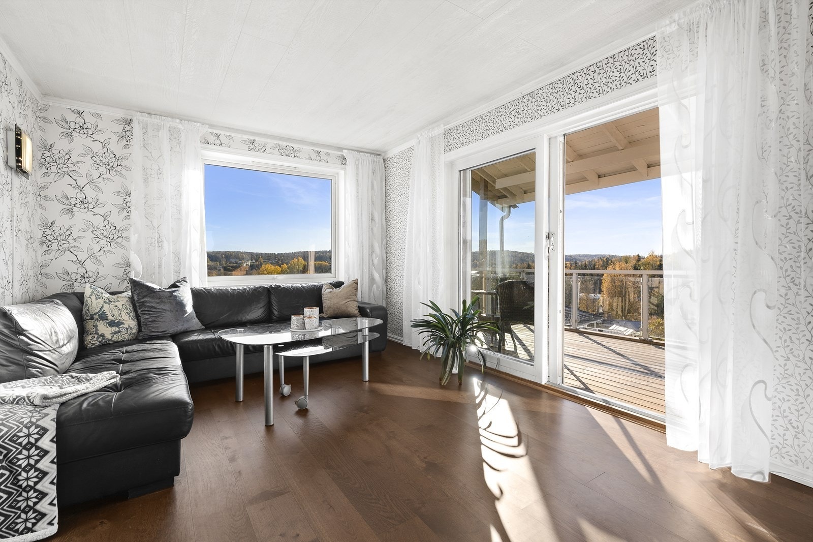 Her er det også utgang til terrassen, som har meget fin og landlig utsikt. Galleribilde