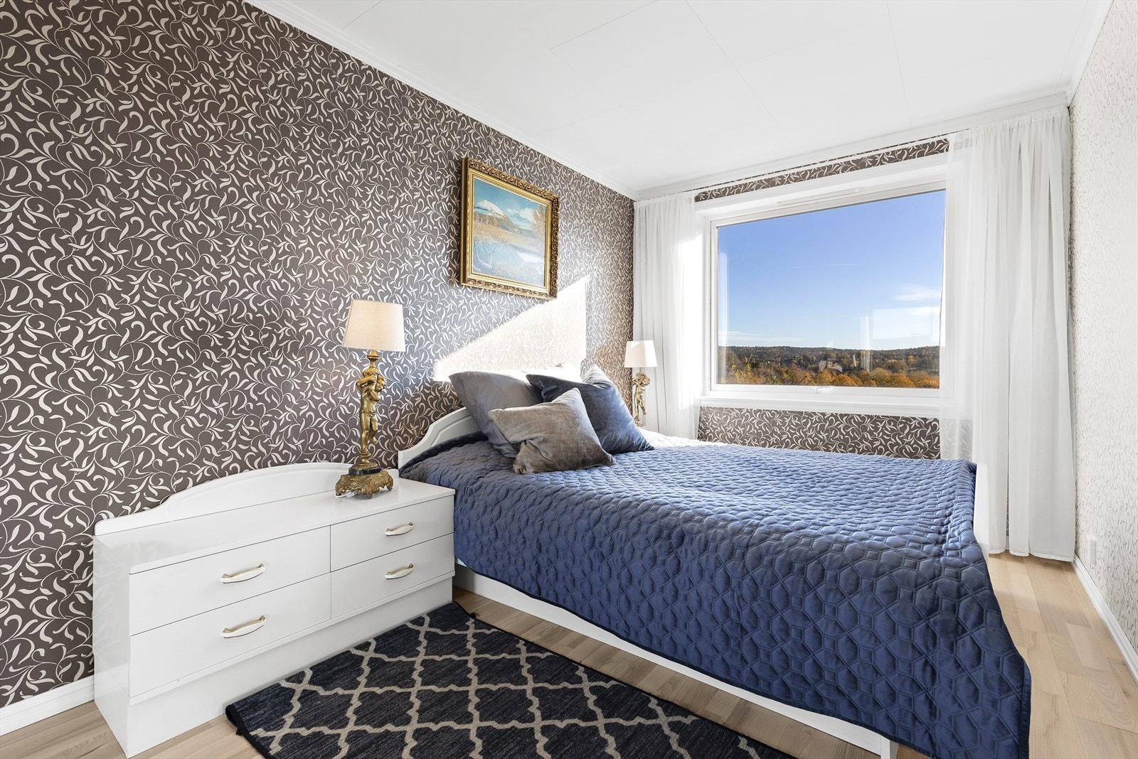 Soverom 2 ligger innenfor stue 2 og har nydelig utsikt over området. Her er det også god plass for dobbeltseng, nattbord m.m. Galleribilde