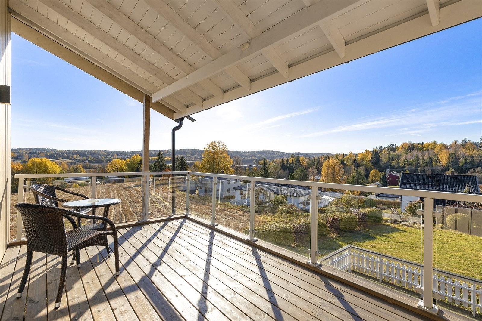 Velkommen til Sagstuveien 8D presentert av Anna Undén i EiendomsMegler 1. Fra verandaen kan du nyte denne flotte utsikten! Galleribilde