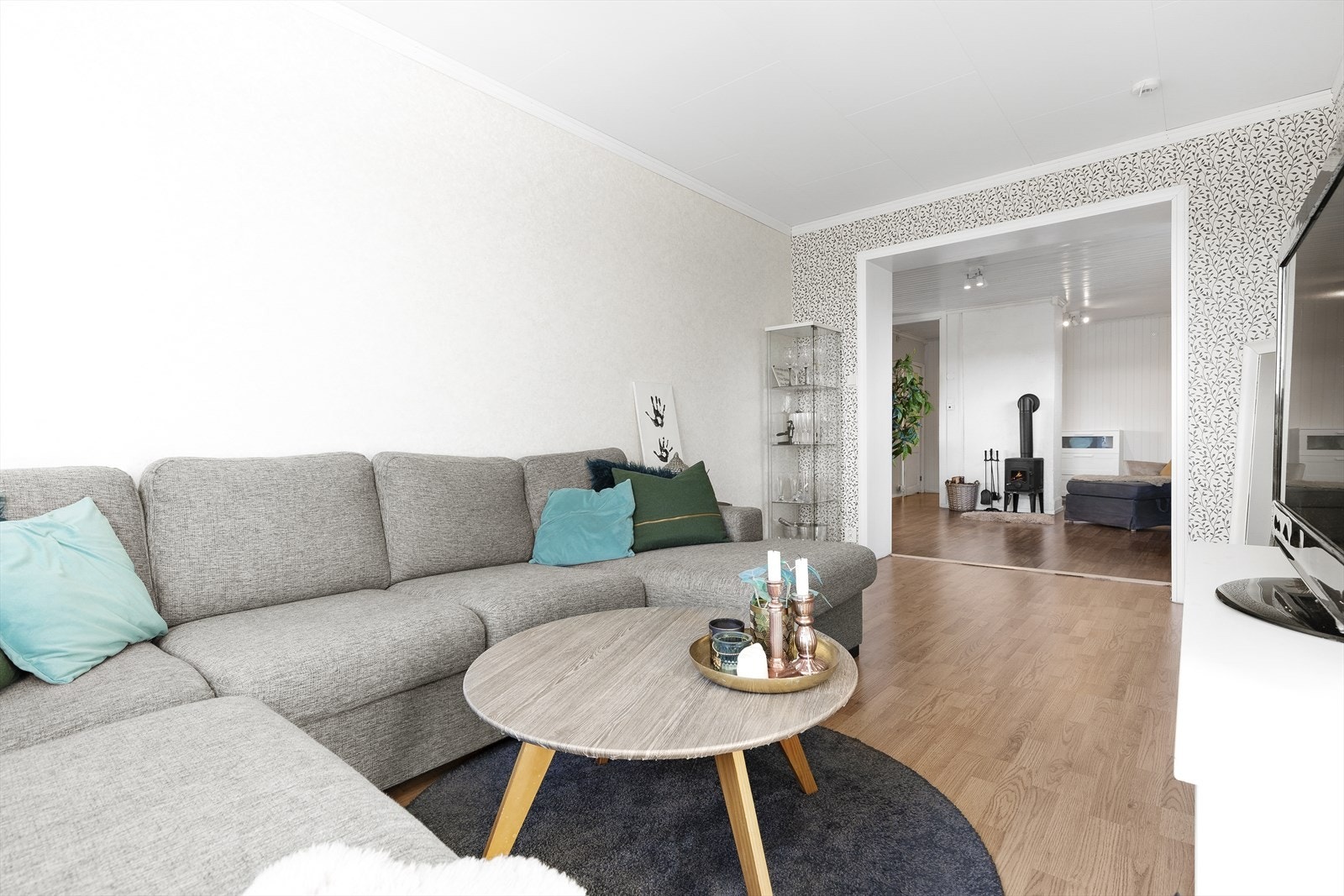 Stuen er lys og pen, og i tilknytning til spisestuen. Galleribilde