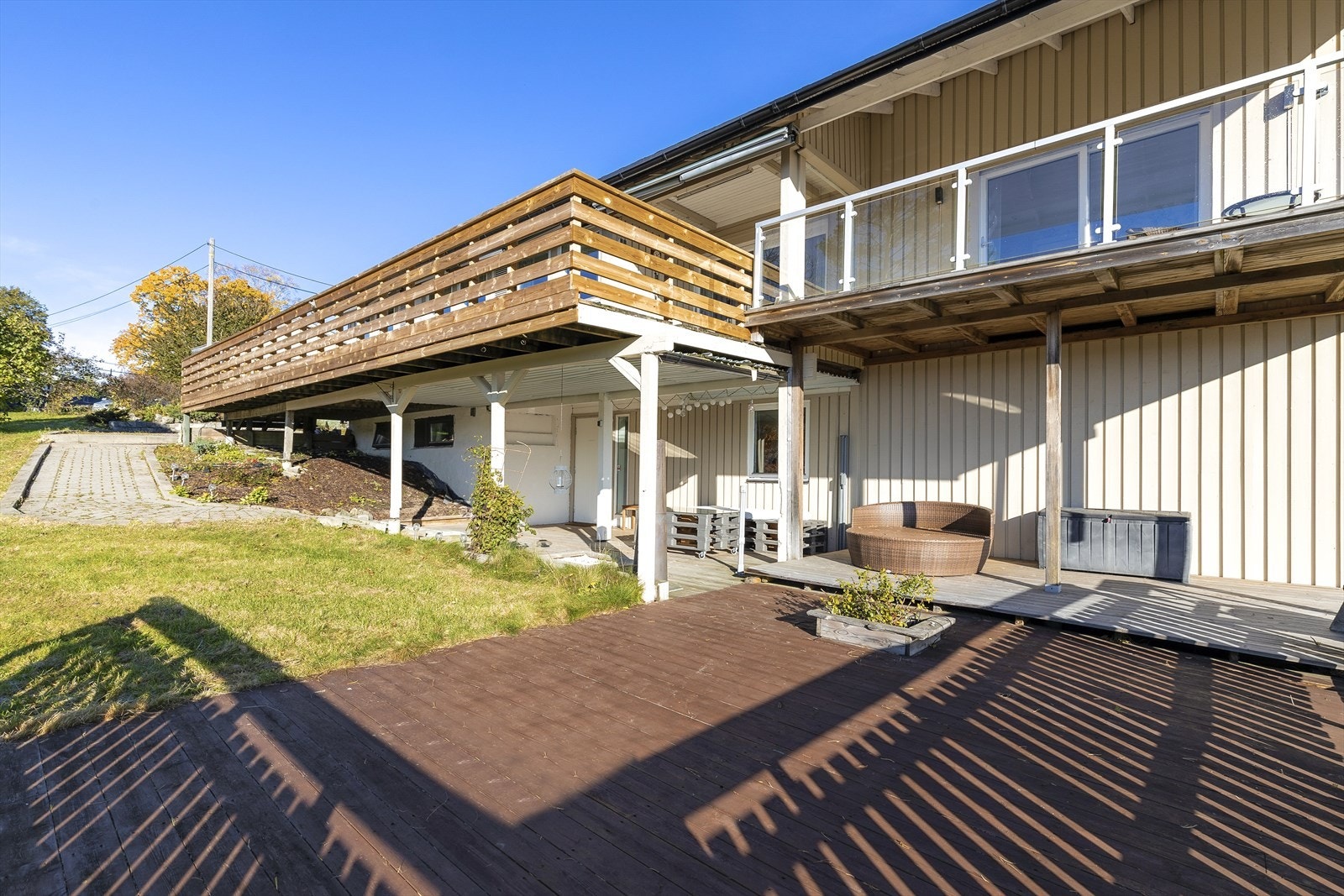 Underetasjen har tilgang til stor terrasse som vender mot sydvest. Her har man meget god plass for sofagruppe, solsenger, grill m.m. Galleribilde