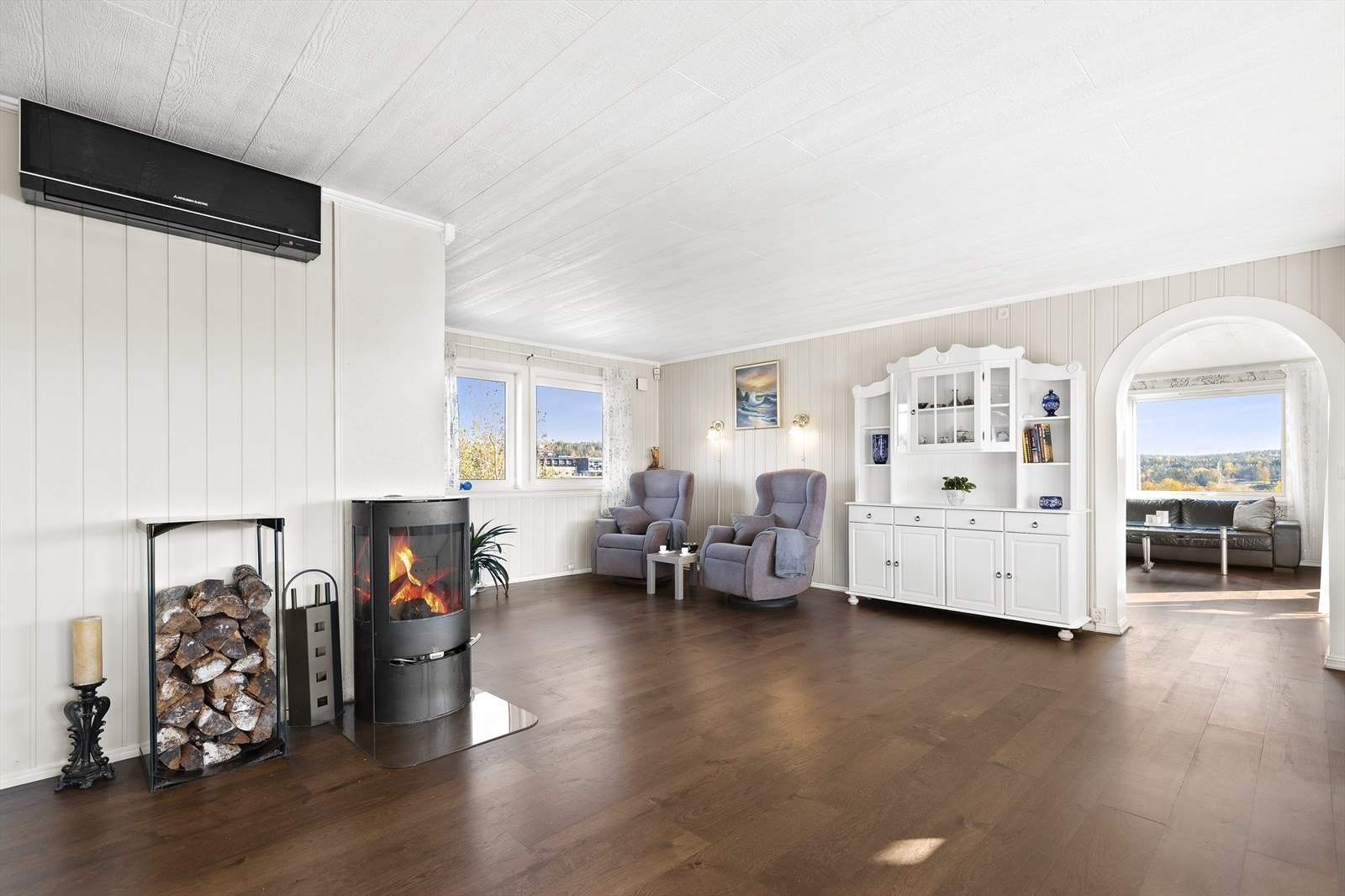 Eneboligen er innredet med vedovn som varmer godt på kalde dager. Galleribilde