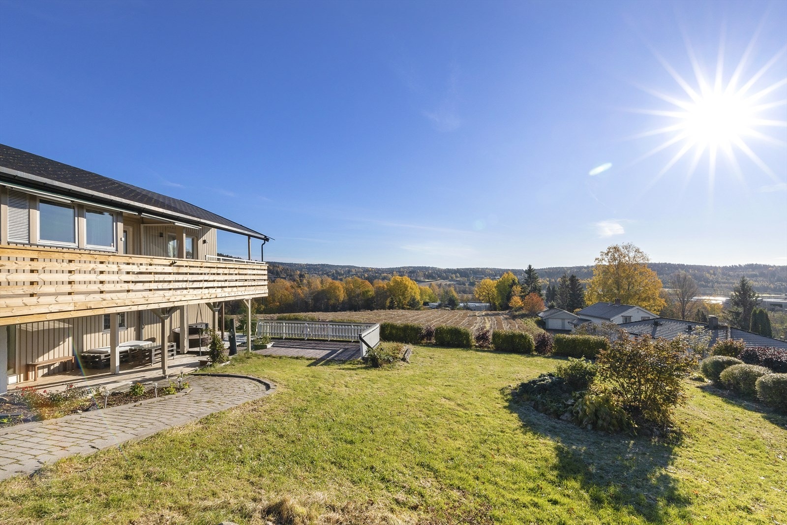 Eiendommen ligger landlig men samtidig sentralt til i Ytre Enebakk, med gangavstand til barnehage, skole og dagligvarebutikker m.m. Galleribilde
