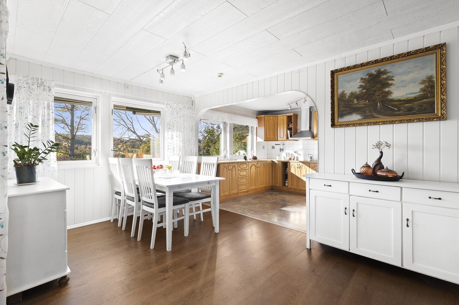 Rett ved kjøkkenet er det en naturlig og fin plass for spisebord. Galleribilde