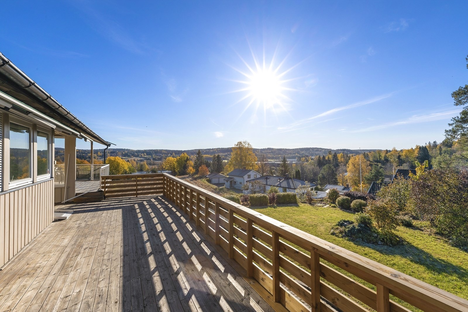 Terrasse på ca 60 m² med tilgang fra begge stuene oppe. Galleribilde