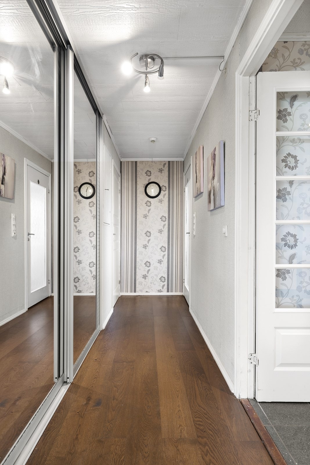 I tillegg er det skyvedørsgarderobe i gangen innenfor entréen. Galleribilde