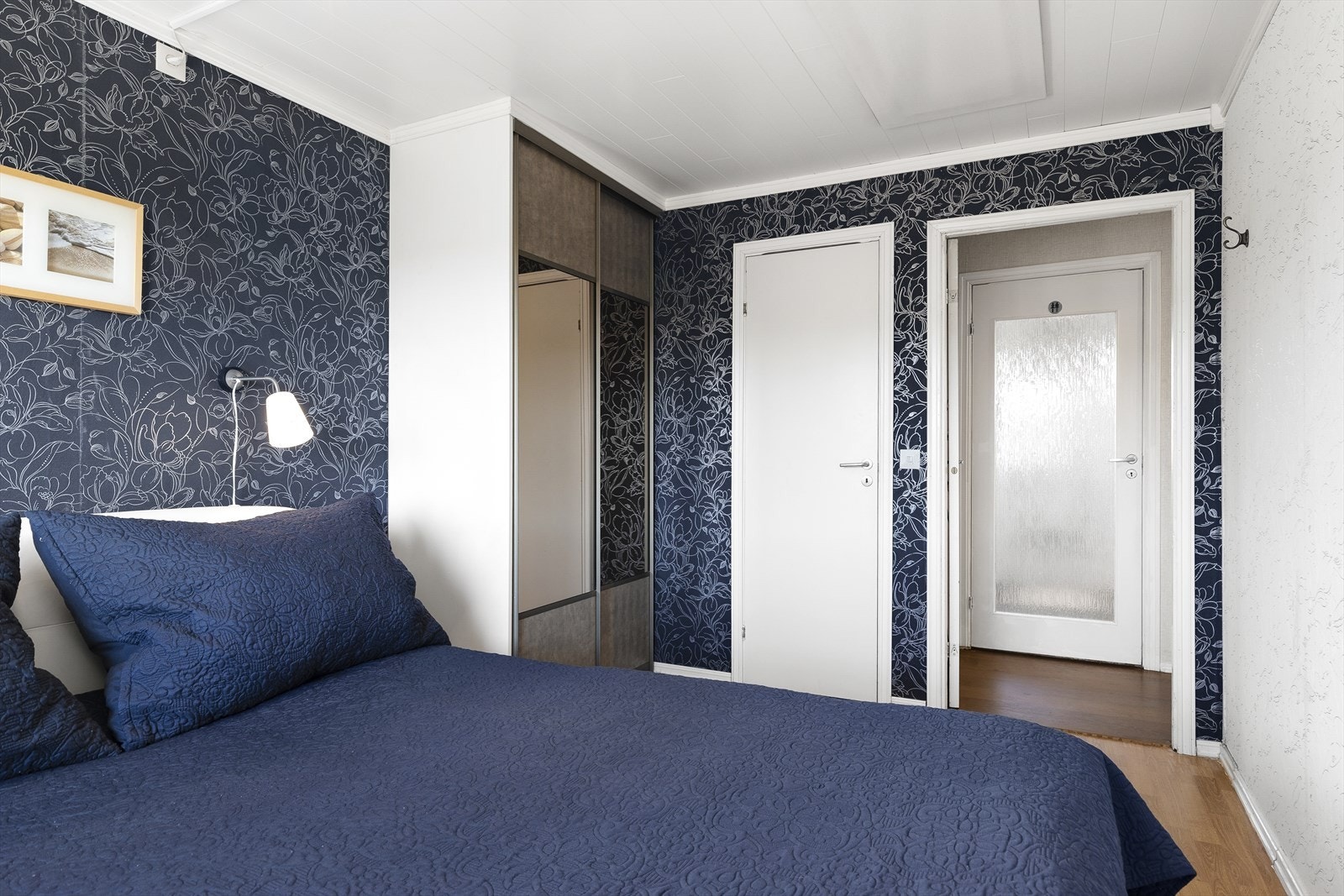 Hovedsoverommet har god plass for stor dobbeltseng og nattbord, og er innredet med skyvedørsgarderobe. Galleribilde