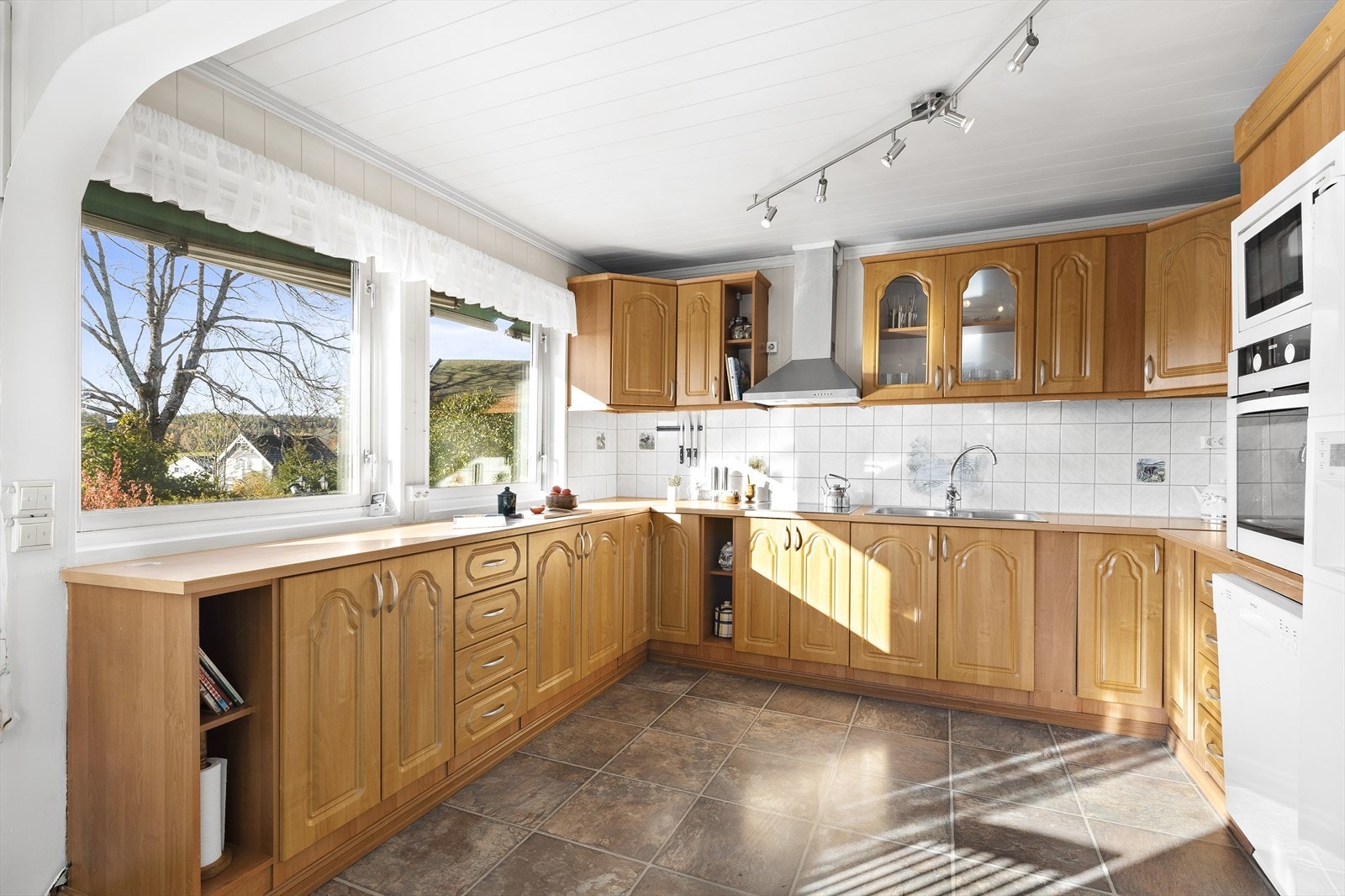 Innredet med integrert komfyr, mikro og platetopp, samt plass til frittstående kjøl/fryseskap og halvintegrert oppvaskmaskin. Galleribilde