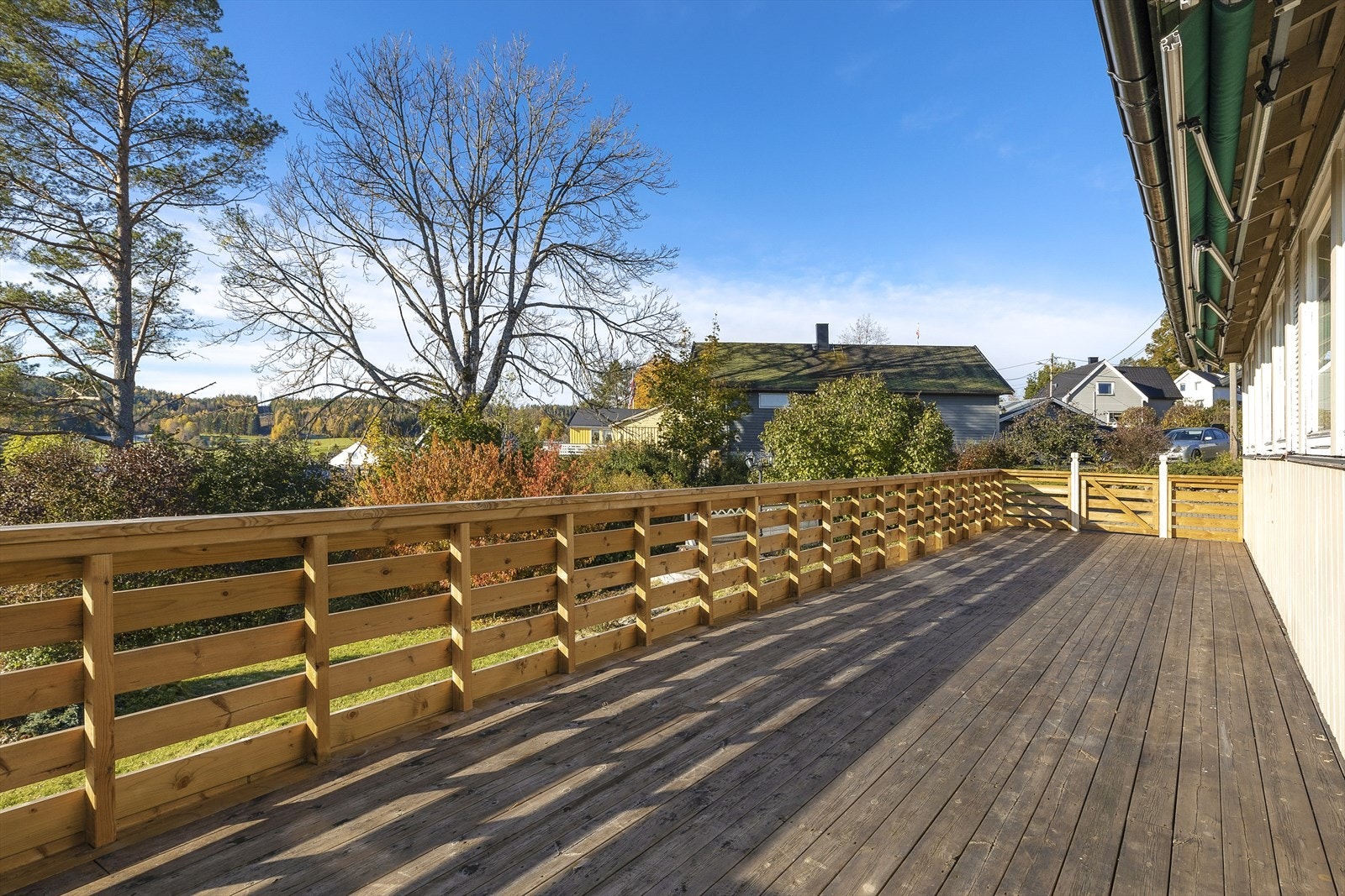 Terrasse på ca 60 m² med tilgang fra begge stuene. Galleribilde