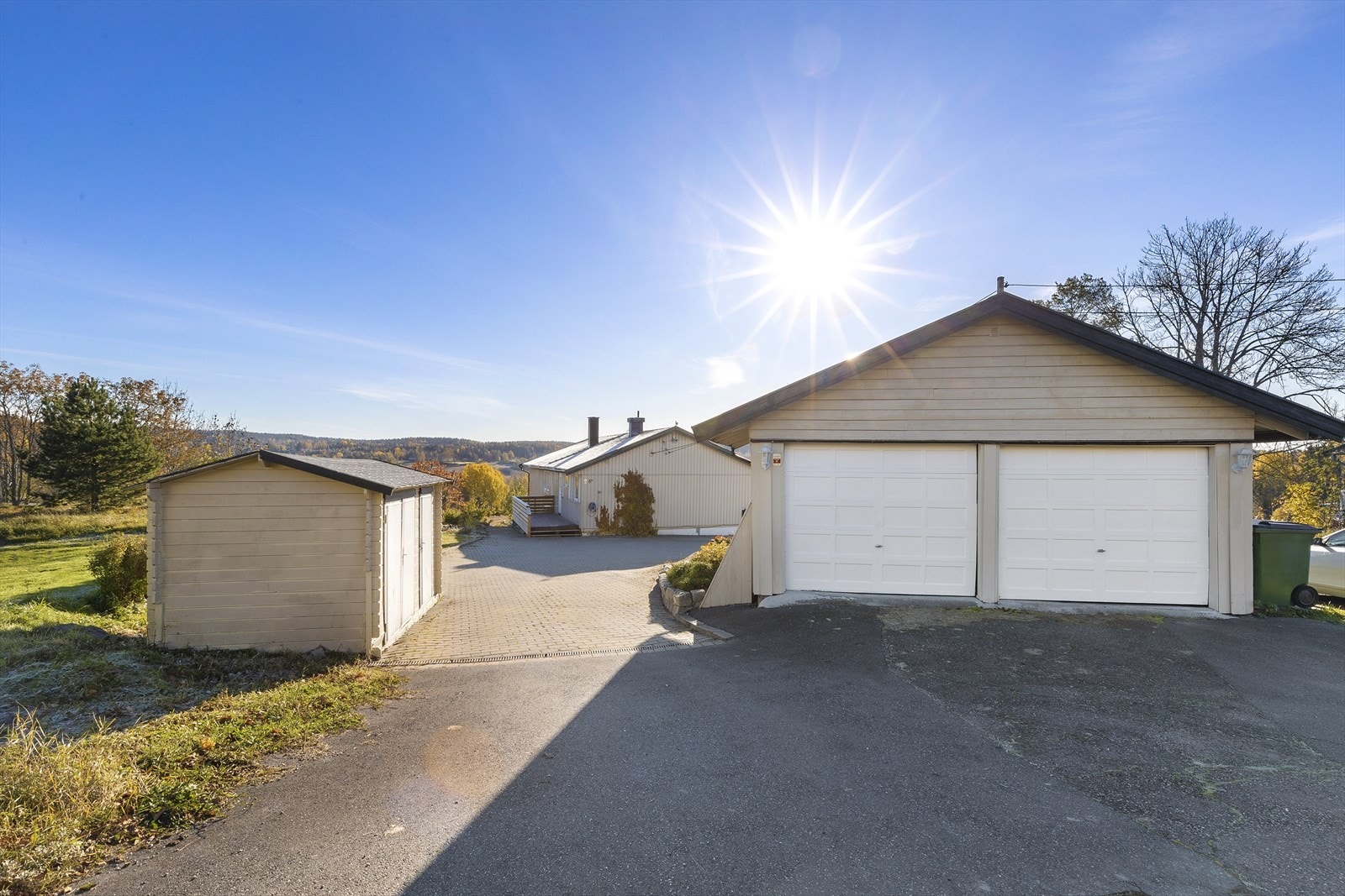 Parkering i dobbeltgarasje og på stor gårdsplass. Galleribilde